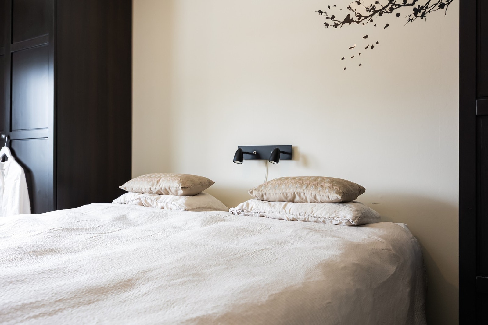 Hovedsoverommet er av god størrelse, med god plass til dobbeltseng, nattbord og diverse. Galleribilde