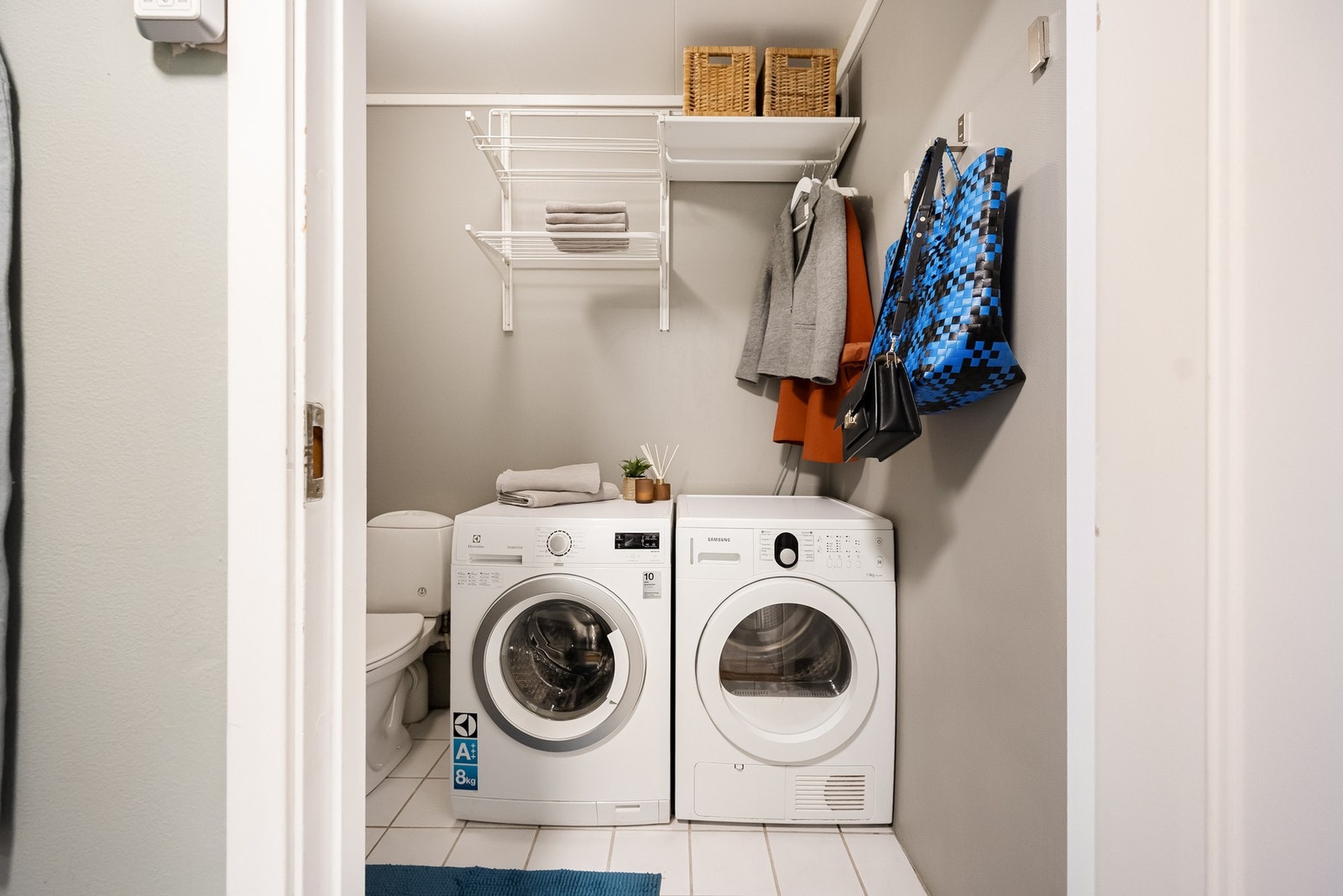 Vaskerommet ligger i boligens første etasje og er praktisk plassert i tilknytning til entréen. Galleribilde