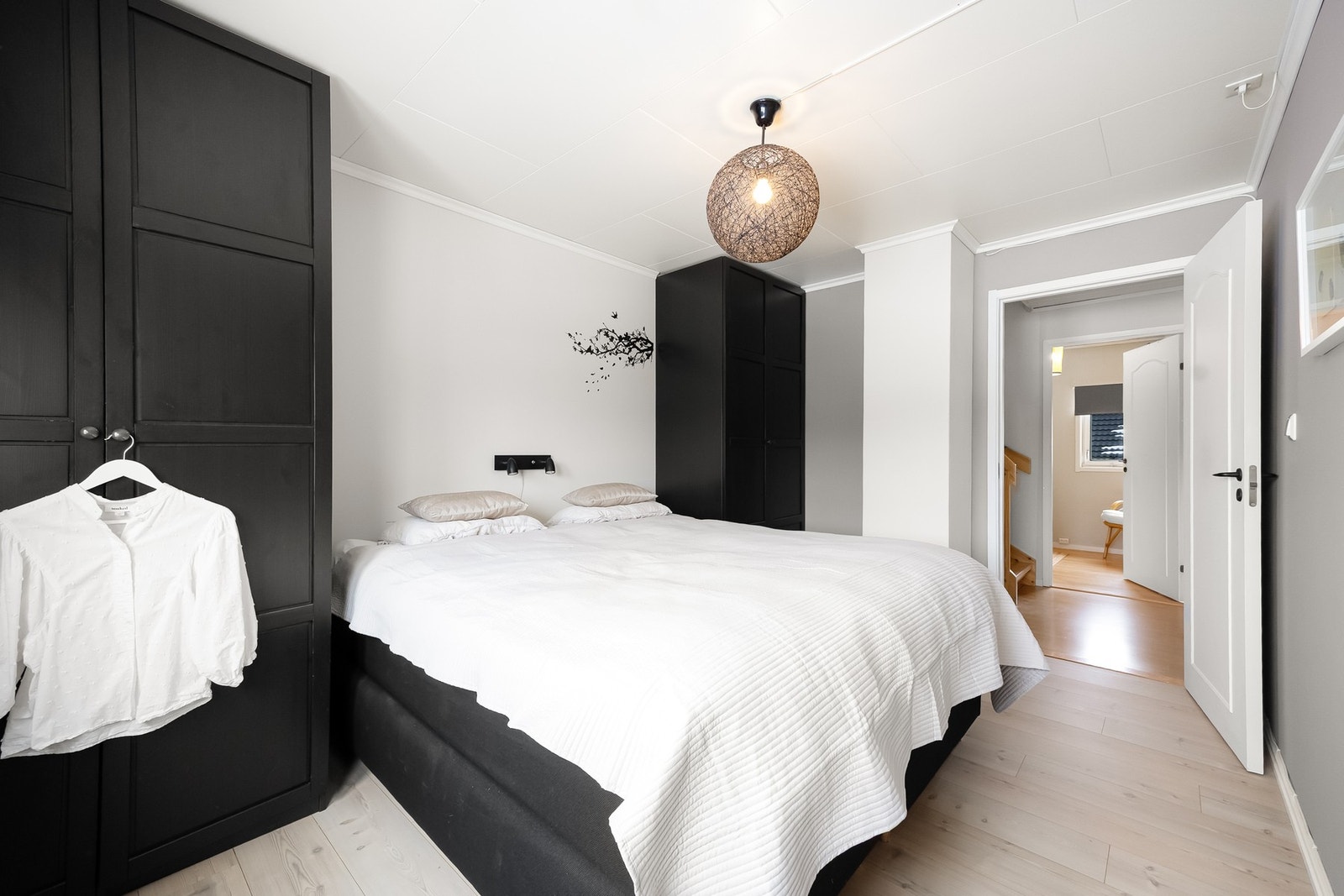 Rommet er innredet med garderobeskap. Galleribilde