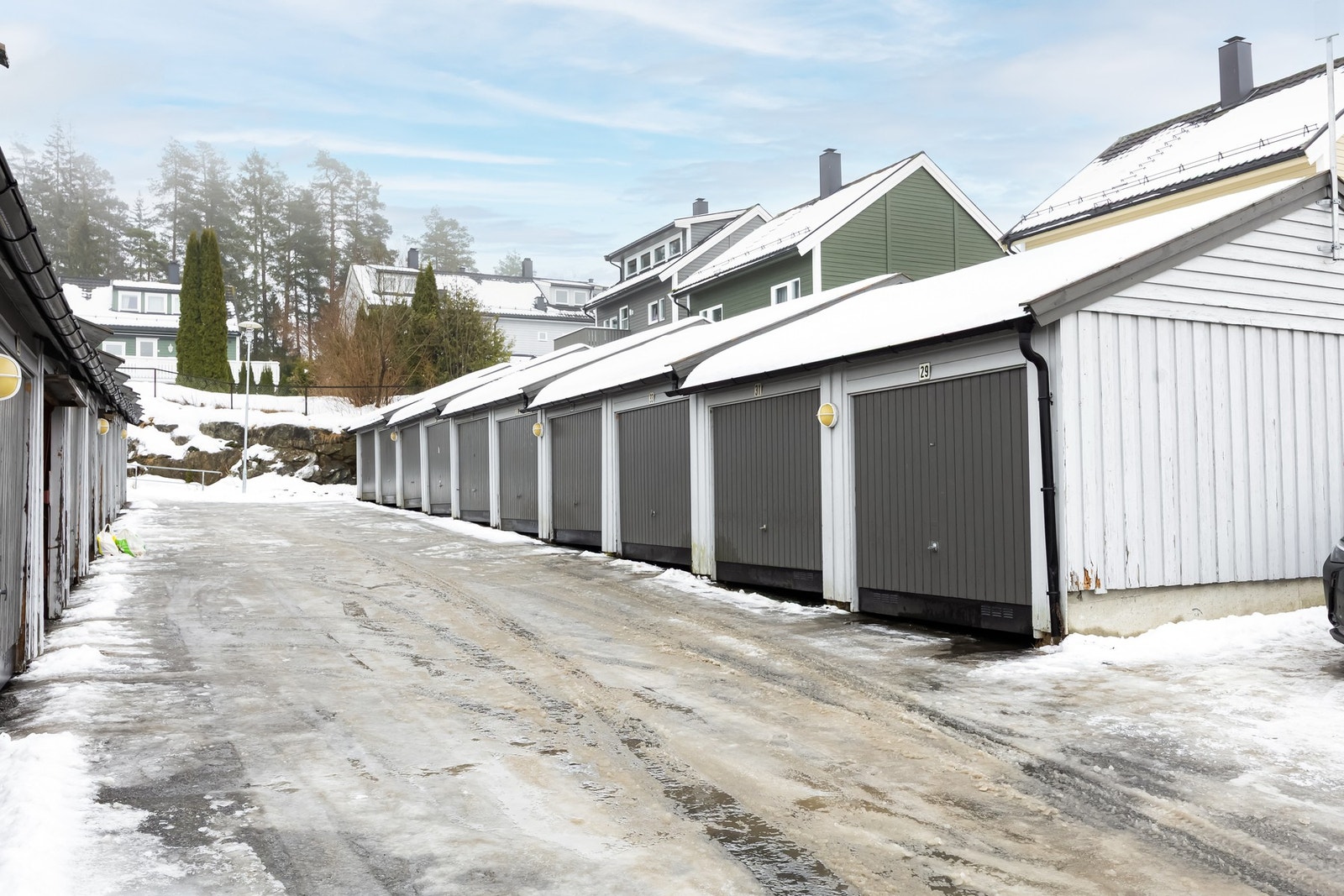 Det er parkering i garasje i felles garasjerekke. Galleribilde