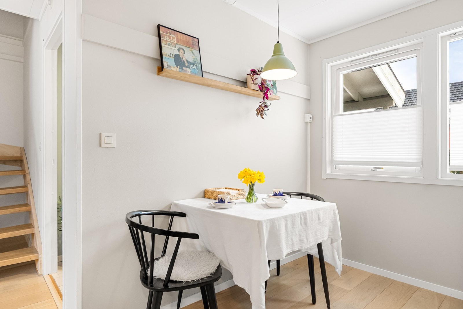 Rommet er romslig, med plass til et lite spisebord. Galleribilde