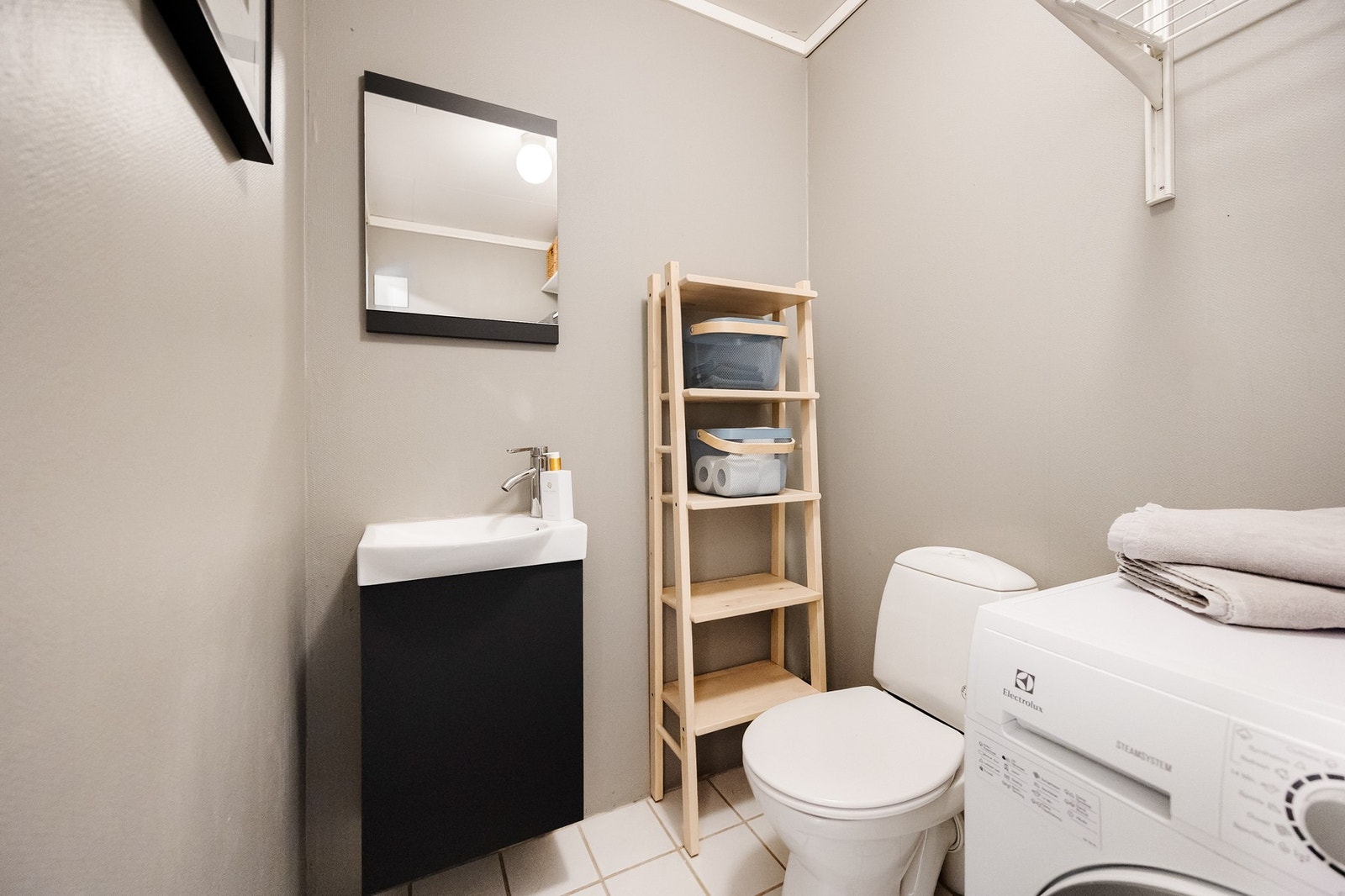 Innredningen består av servantinnredning, toalett og opplegg for vaskemaskin. Galleribilde