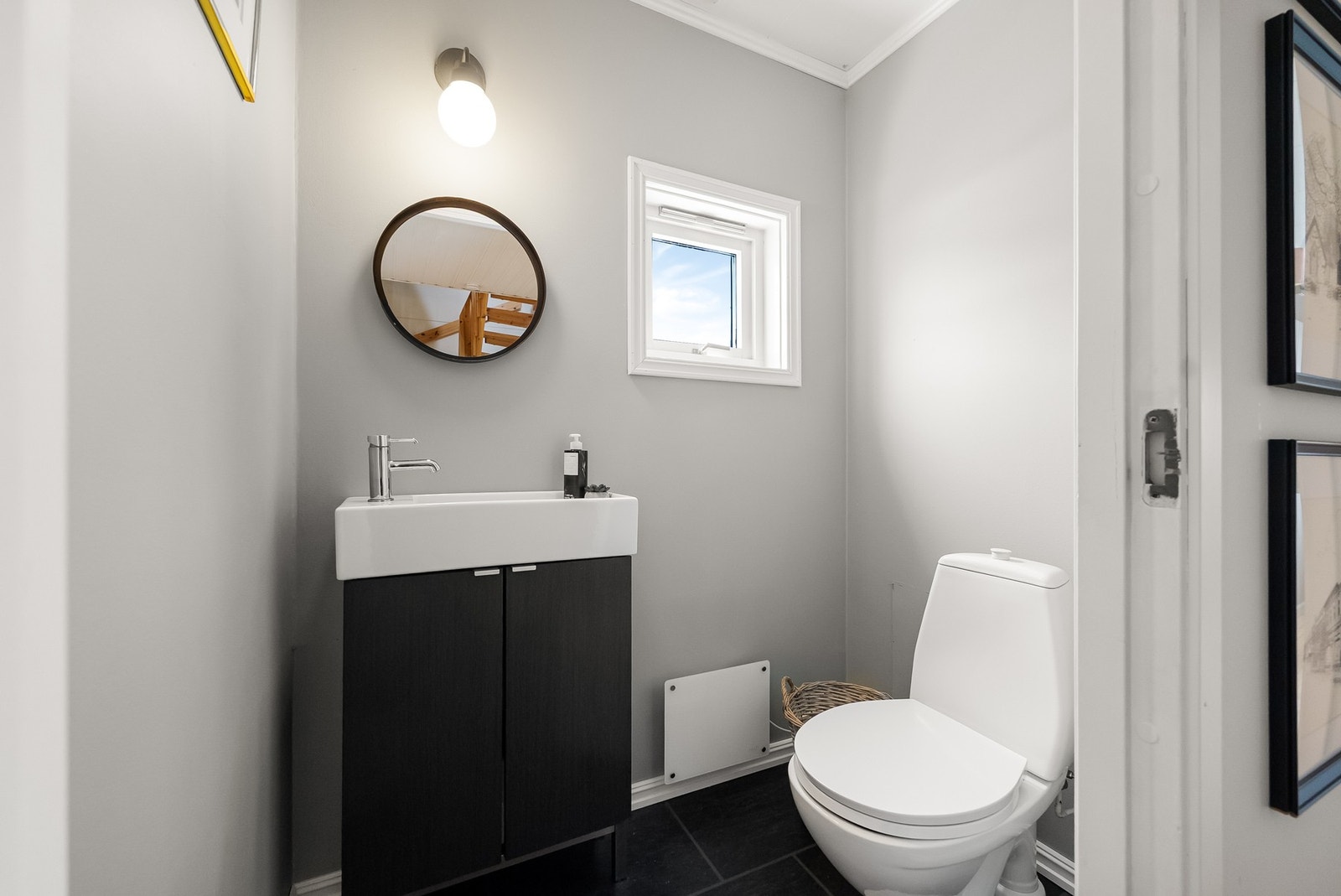 Vegg i vegg med badet ligger toalettrommet. Galleribilde