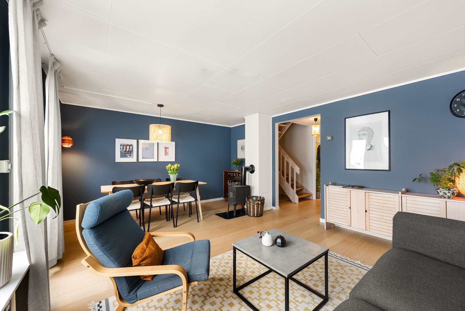 Gulvet i stuen er avrettet og lagt med 1-stavs eikeparkett. Galleribilde