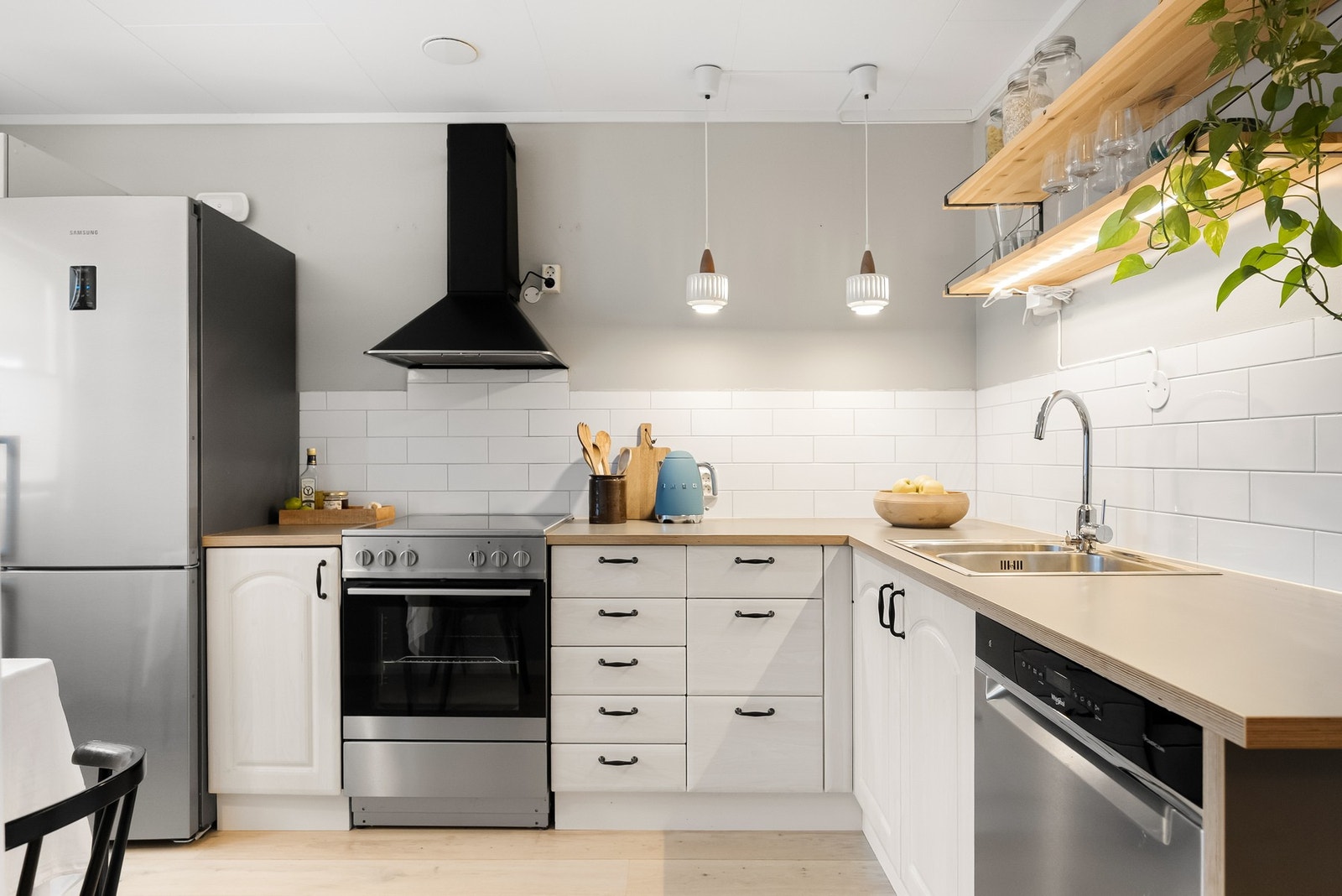 Kjøkkenet er utstyrt med hvitevarer som komfyr, oppvaskmaskin og kjøleskap. Galleribilde