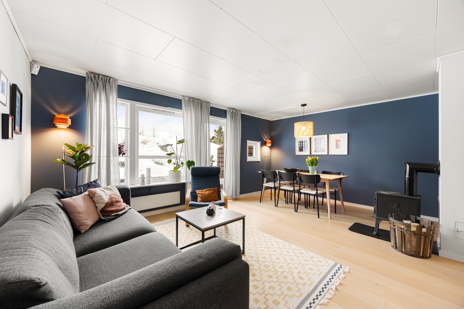 Stuen er et lyst og trivelig oppholdsrom med god plass til sofagruppe, TV-løsning og spisebord. Galleribilde