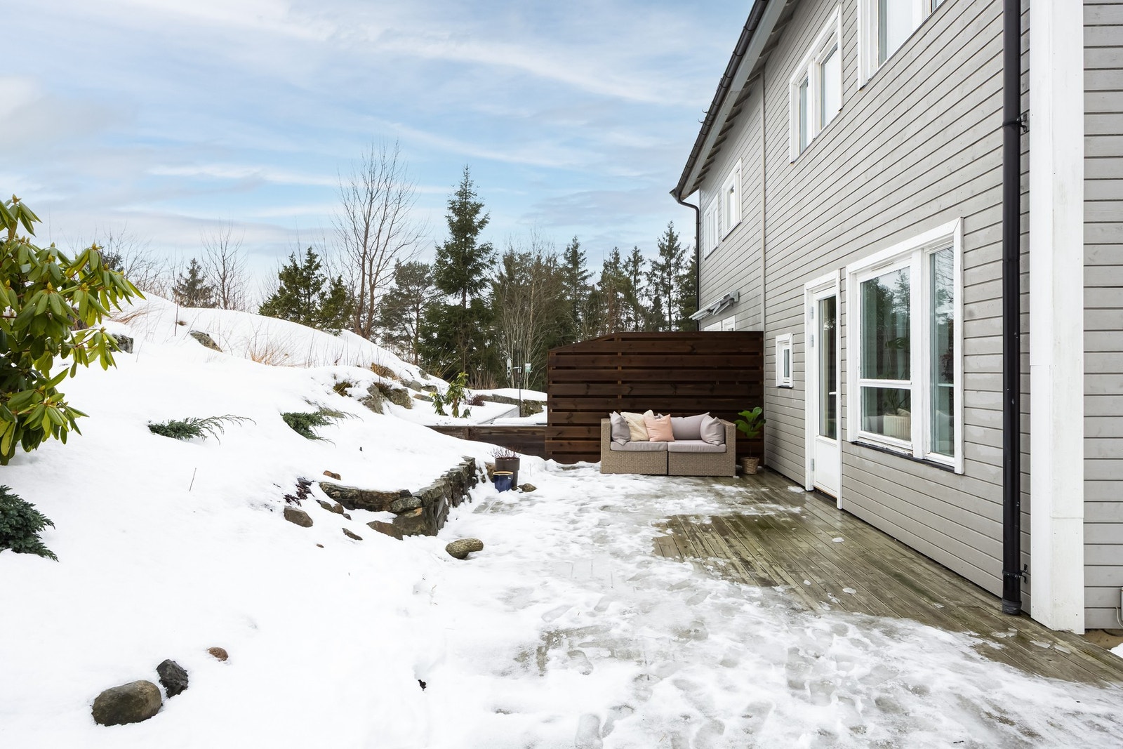 Boligen har et flott uteområde som kan nytes gjennom dagen. Galleribilde