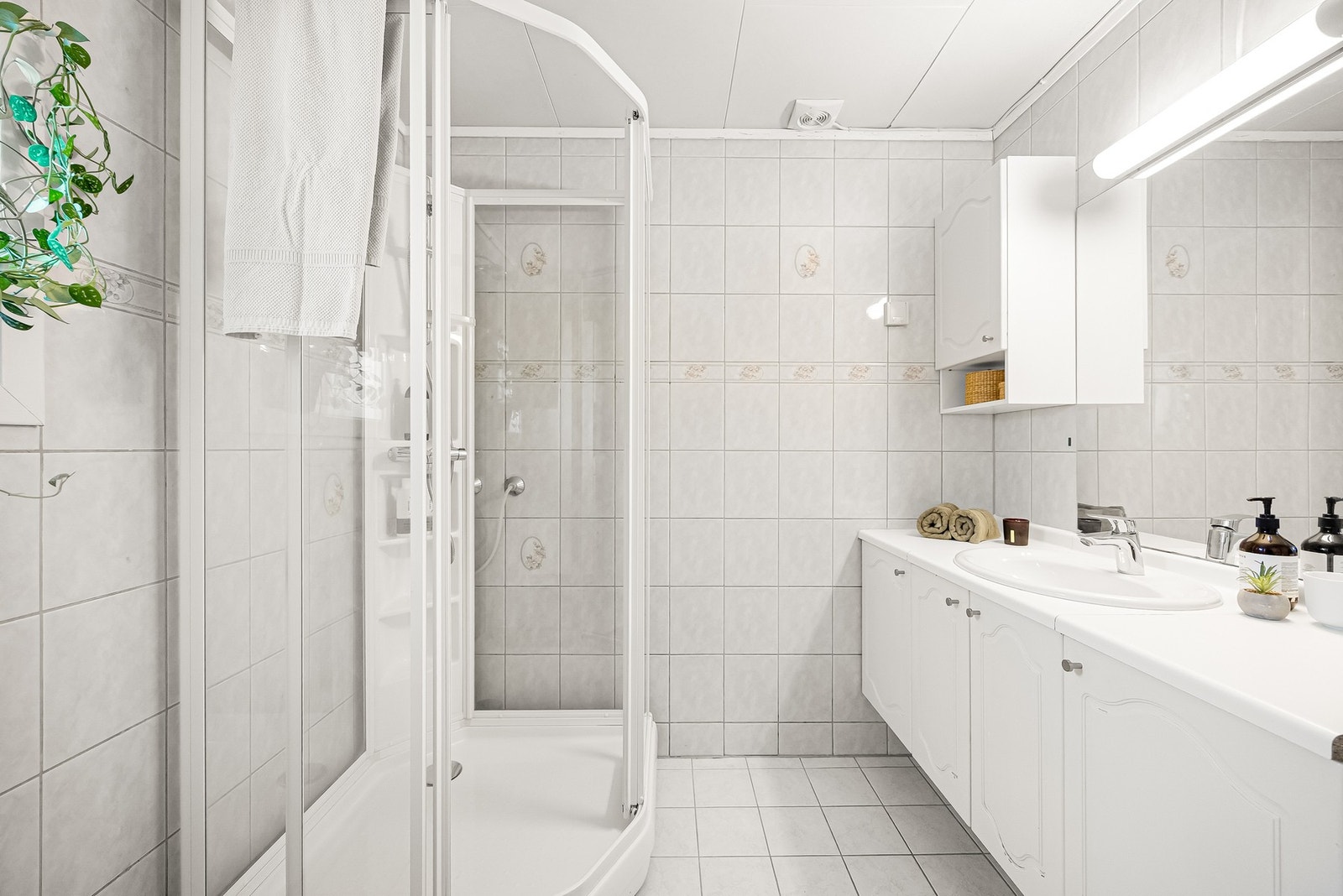 Badet ligger i boligens andre etasje og er utstyrt med flislagte vegger og flislagt gulv med varmekabler. Galleribilde