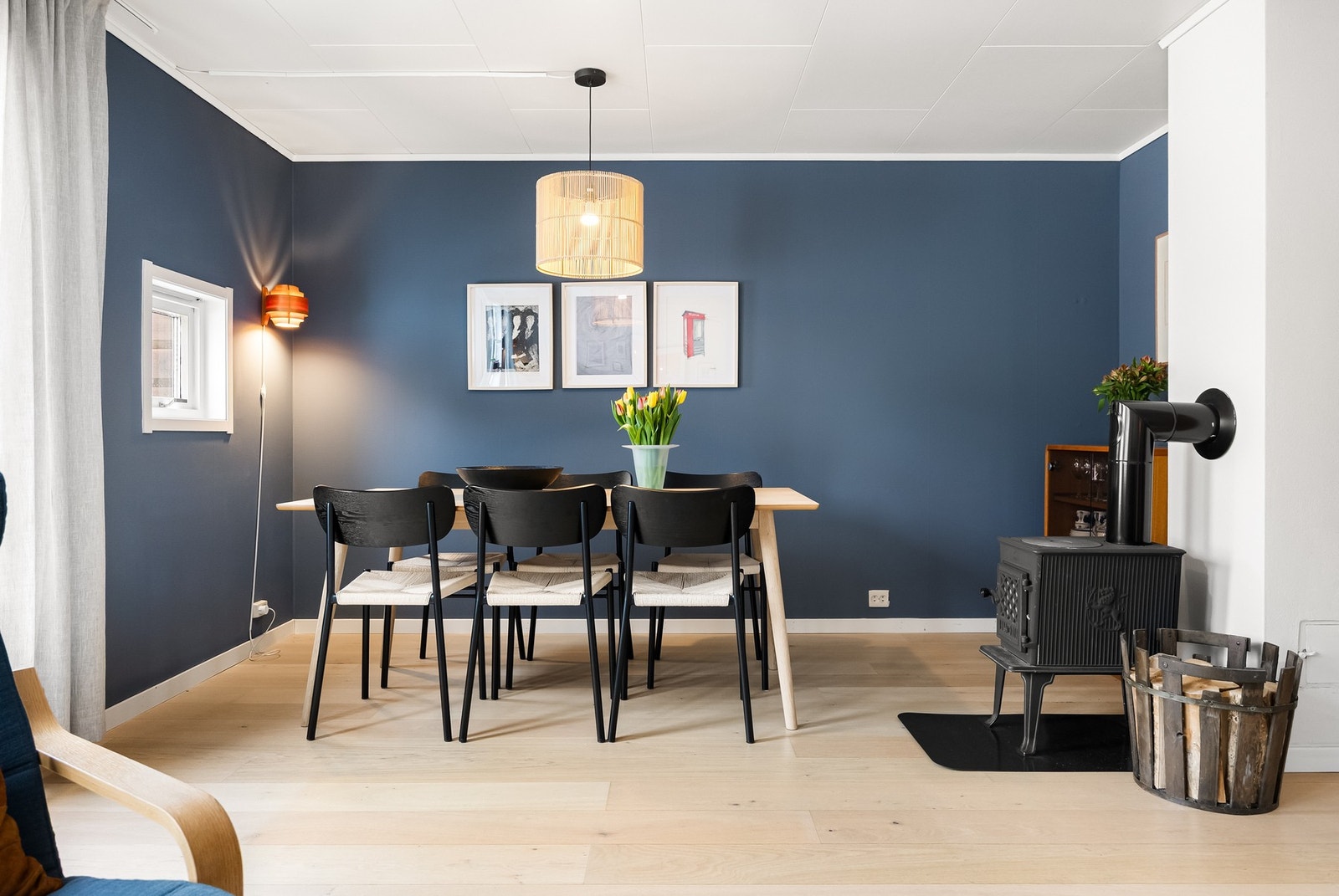 Her er det også en vedovn som sørger for ekstra varme og hygge på kjølige dager. Galleribilde