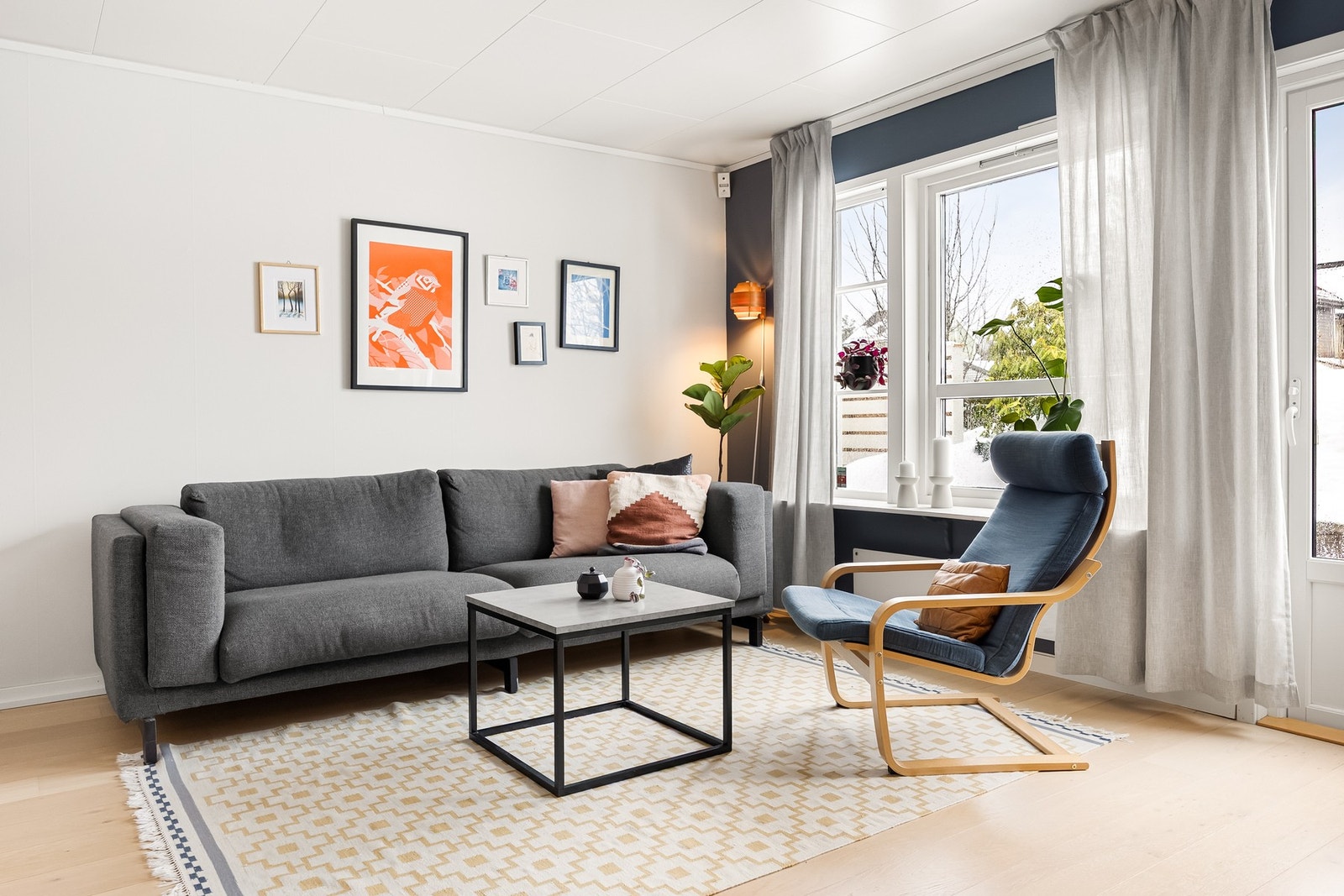 Store vindusflater slipper inn rikelig med naturlig lys som gir rommet en åpen og luftig følelse. Galleribilde