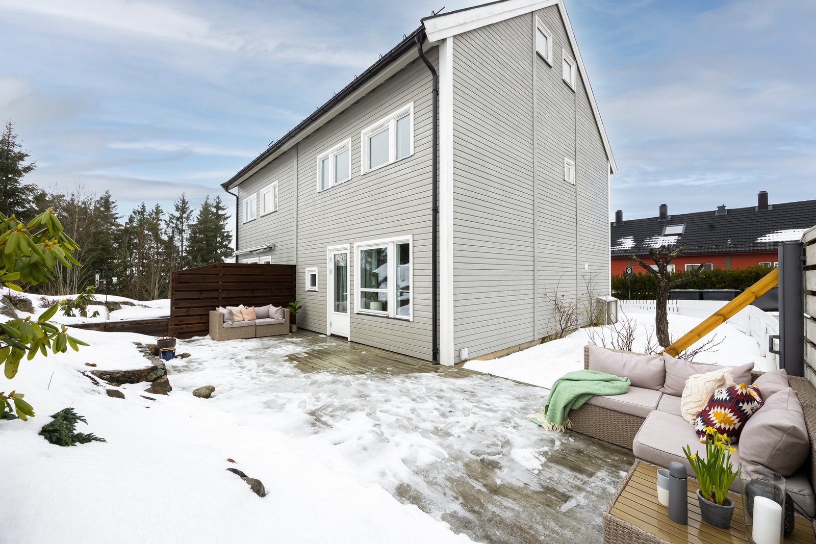 Fra stuen er det utgang til en terrasse på ca. 20 kvm. Galleribilde