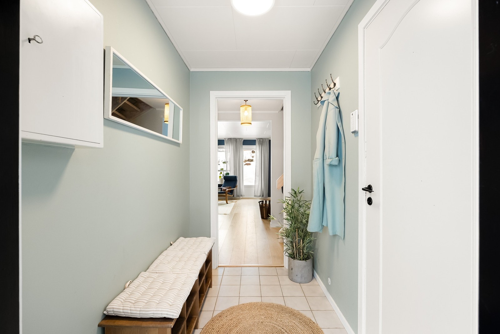 Entréen er malt i lyse fargetoner og har flislagt gulv, utstyrt med behagelig gulvvarme for ekstra komfort. Galleribilde