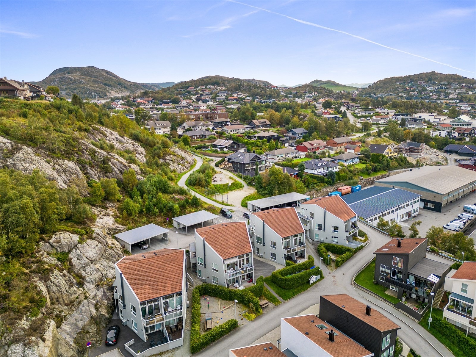 Flere butikker og servicetilbud like i nærheten. Gangavstand til Ålgård sentrum.
Kort og rask adkomst til E 39
Kort vei til Solås skole, Gjesdal ungdomsskole og en rekke barnehager. Galleribilde