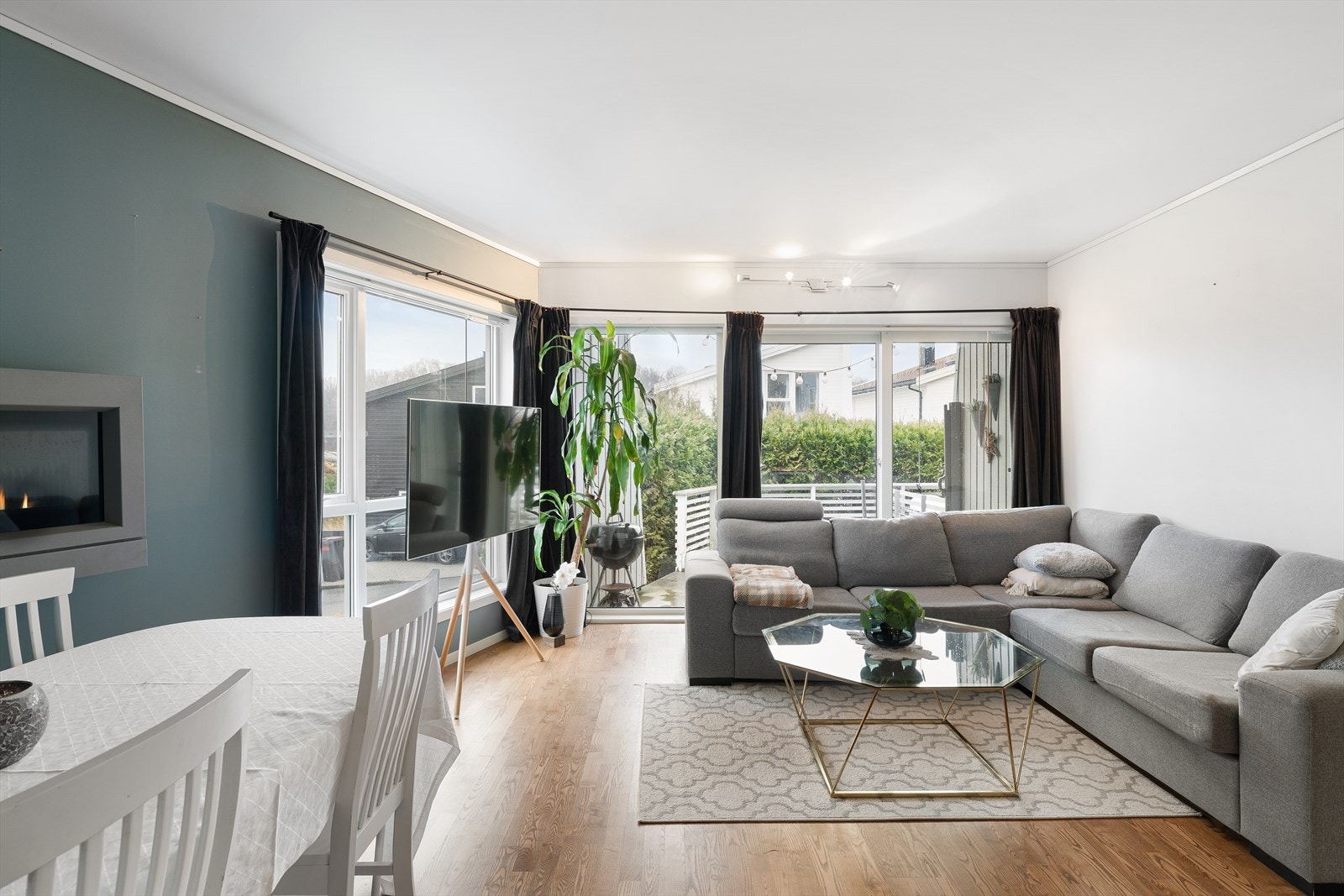 Leiligheten er smart løst og har utgang til solrik terrasse Galleribilde