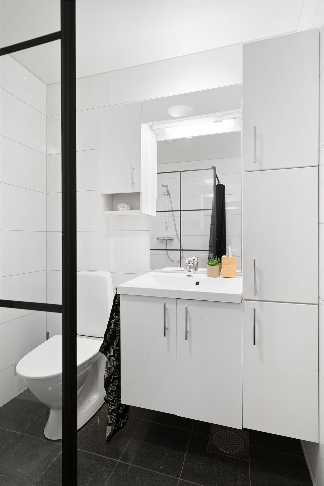 Helfliset bad med wc, dusj og vask i seksjon. Galleribilde