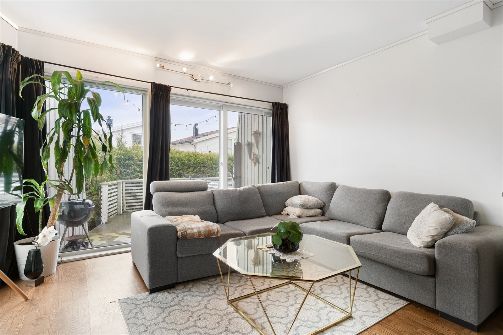 Fra stuen er det utgang til solrik terrasse. Galleribilde