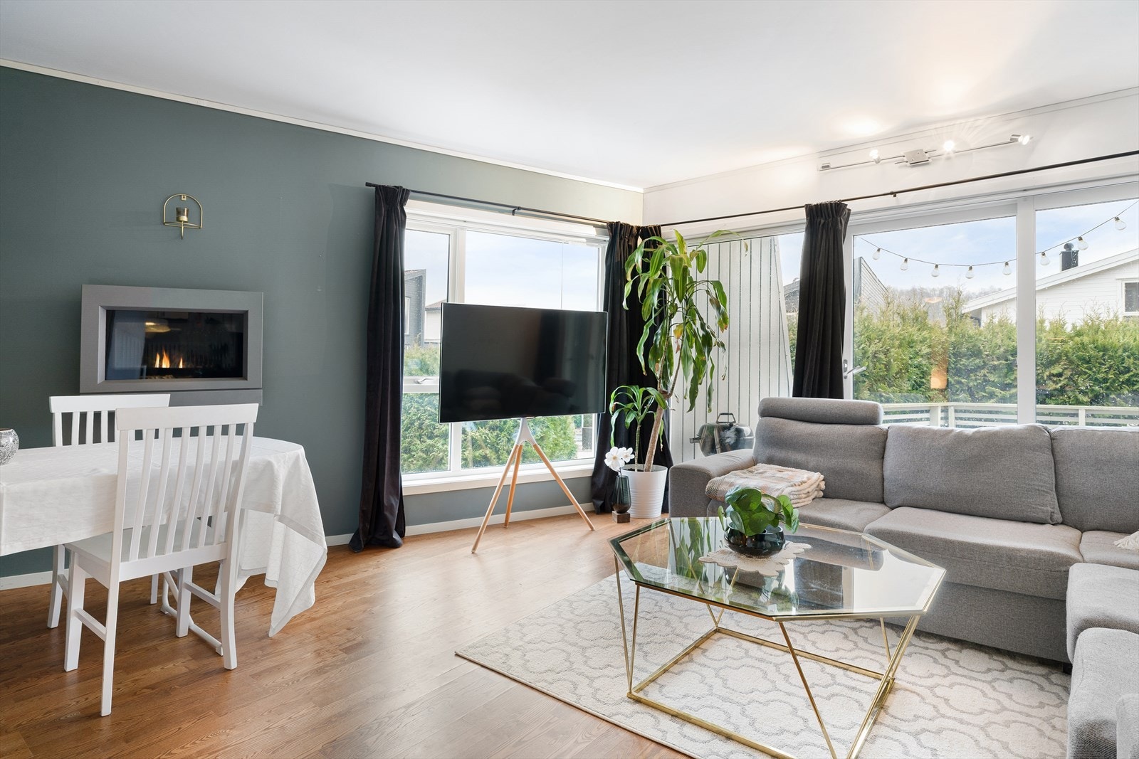 Store vinduer som gir godt med lys inn i leiligheten Galleribilde