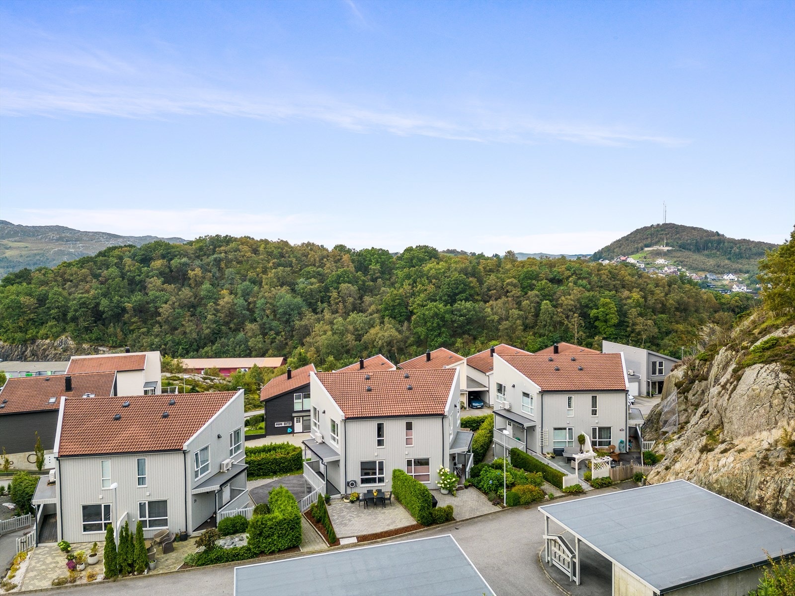 Parkering i carport med bod i bakkant Galleribilde