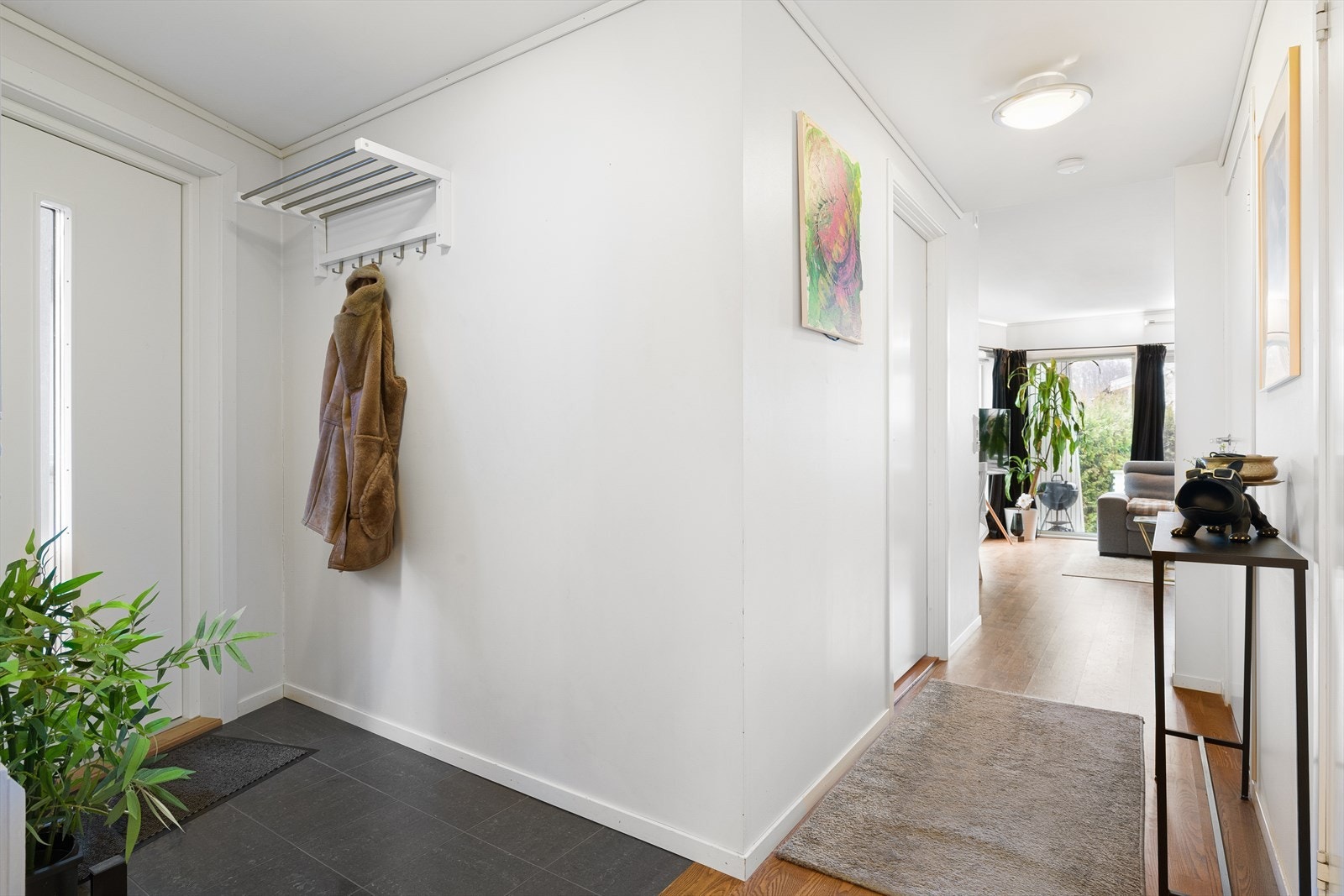 Det er også varmekabler videre inn i stue/kjøkken Galleribilde