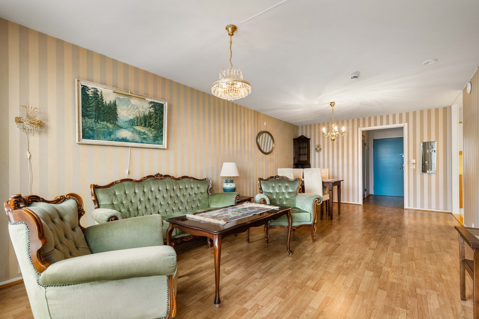 Stuen lar seg enkelt møblere med sofagruppe, tv-løsning og et spisebord som får naturlig plass i grensen mot kjøkkenet. Galleribilde