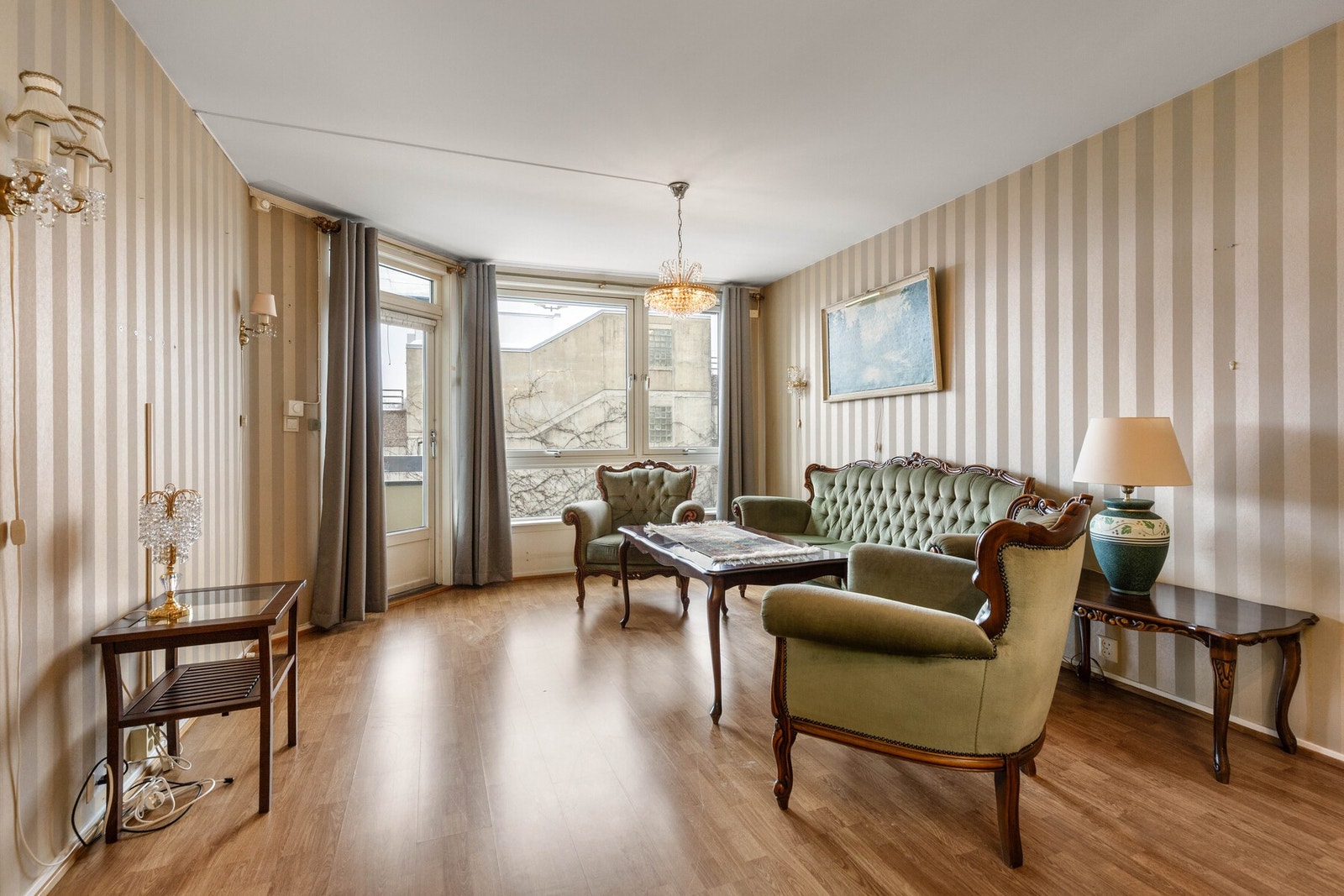 Hele rommet har laminatgulv og tapet på vegger. Galleribilde