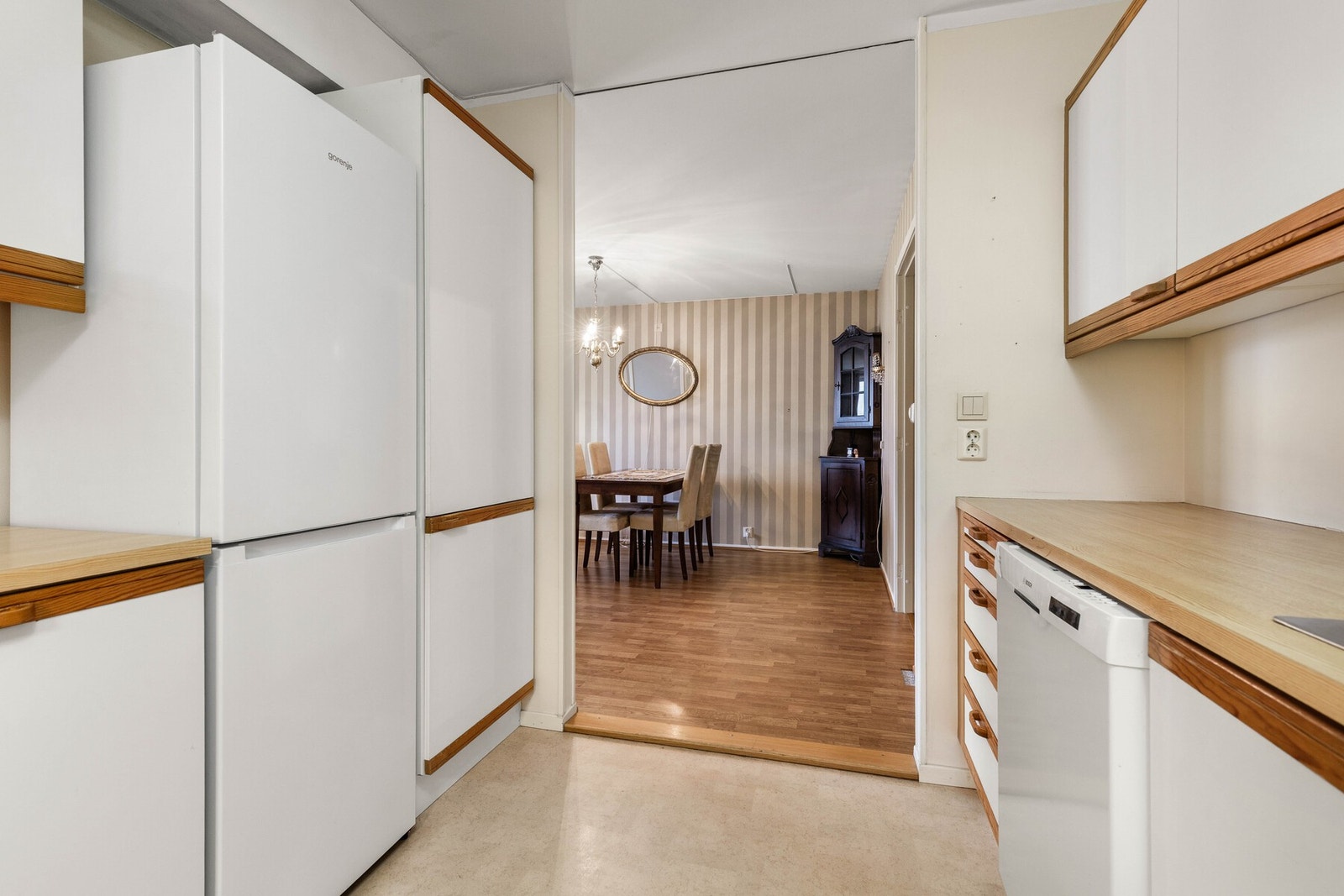 Langs benkeplaten i laminat er det god arbeidsplass og det er nedfelt, dobbel oppvaskkum. Galleribilde