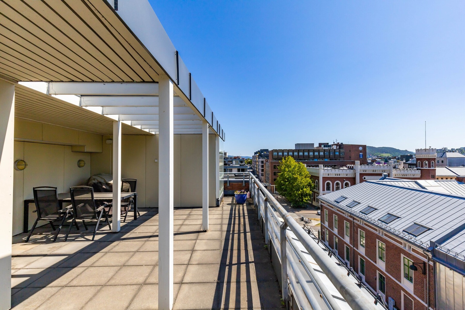 Felles terrasse i borettslaget. Galleribilde