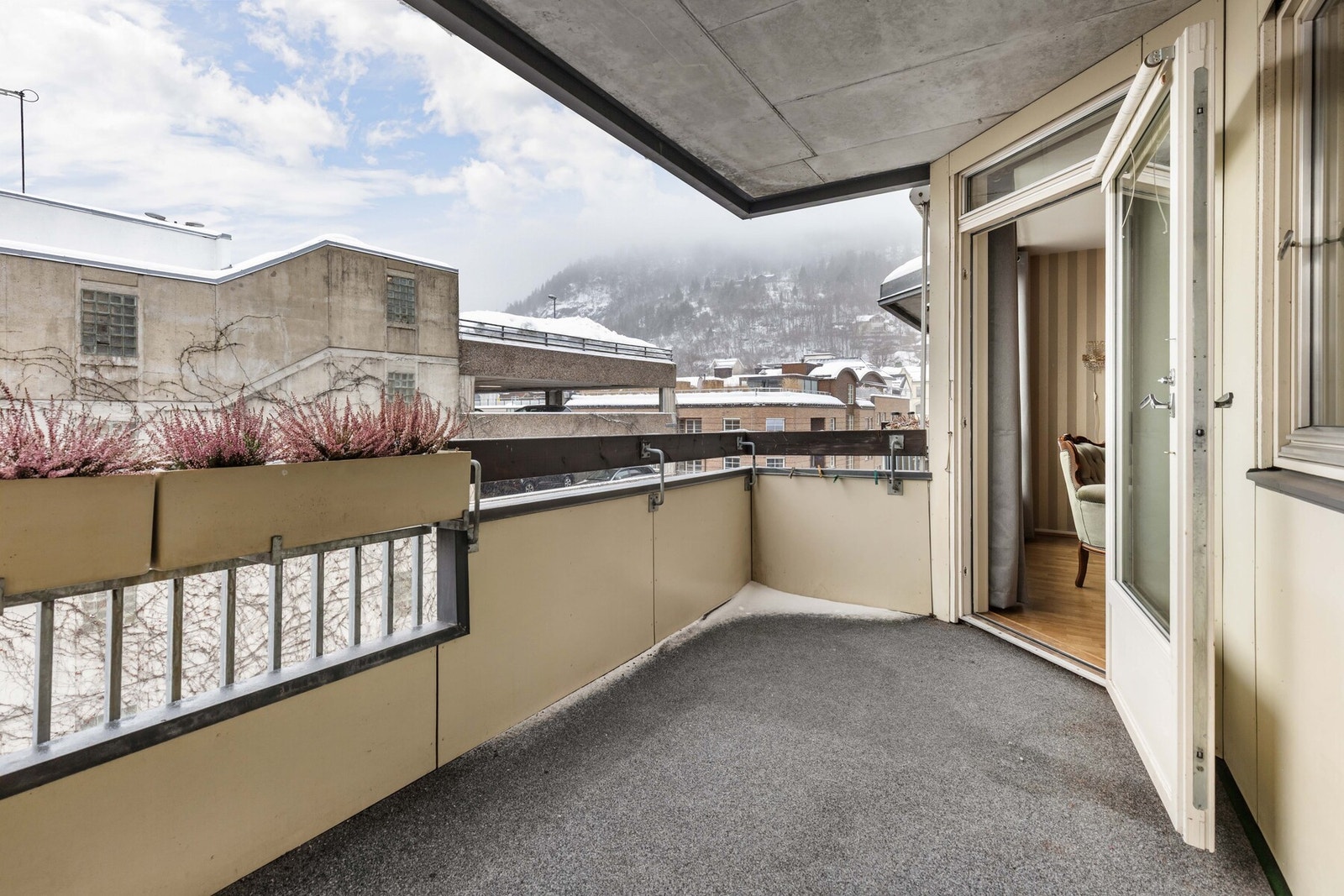 Balkongen er overbygget og gir en deilig forlengelse av stuen på varme sommerdager. Galleribilde