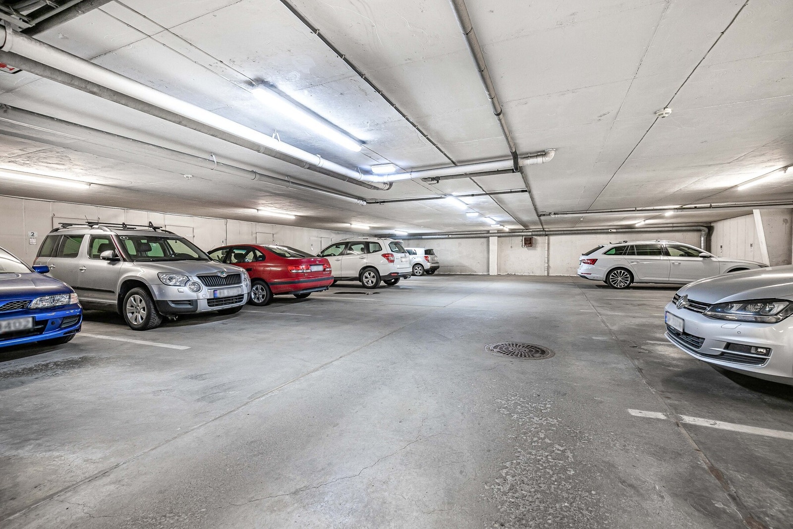 Det medfølger en garasjeplass i felles garasjekjeller. Det er installert elbil lader. Galleribilde