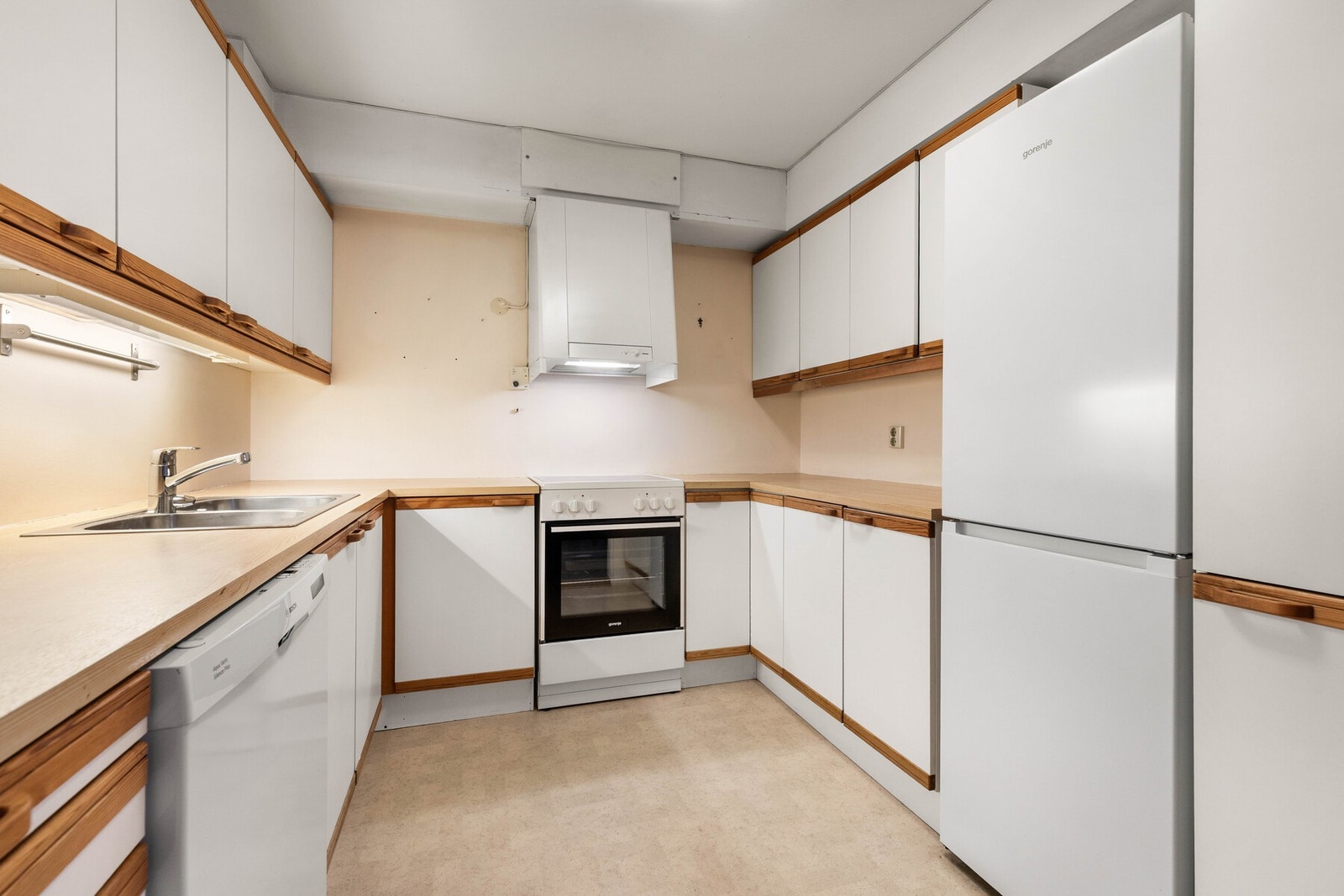 Kjøkkeninnredningen består av hvite, glatte fronter med både overskap og underskap/skuffer. Galleribilde