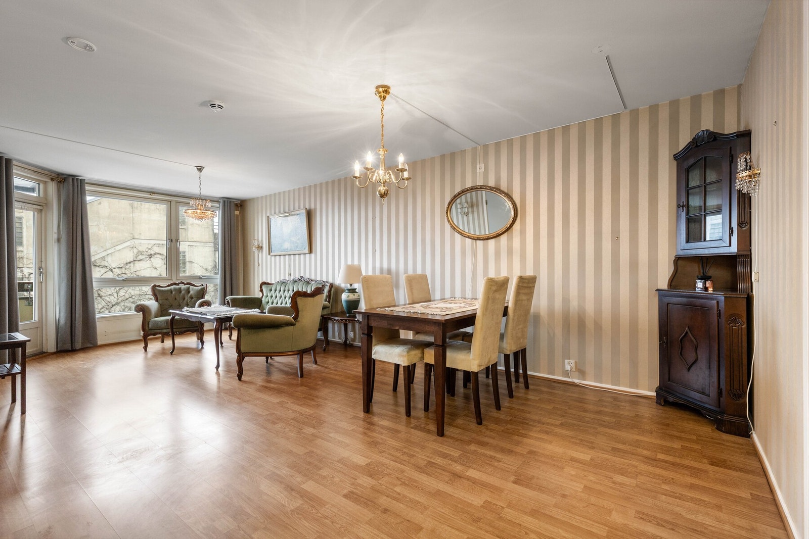 Privatmegleren ved Morten Liavaag har gleden av å presentere denne lyse og tiltalende 2-roms seniorleiligheten beliggende midt i Drammen sentrum. Galleribilde