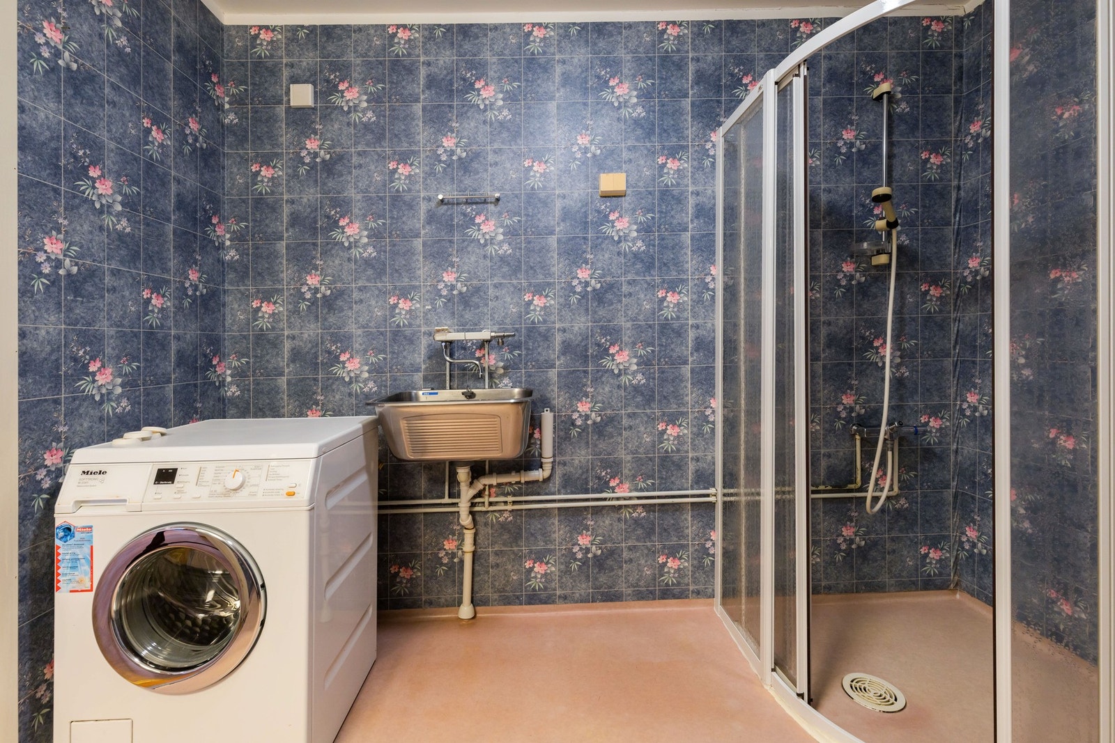 Den består av servantskap, servant nedfelt i benkeplate, et speil med belysning og tilhørende skap. Galleribilde