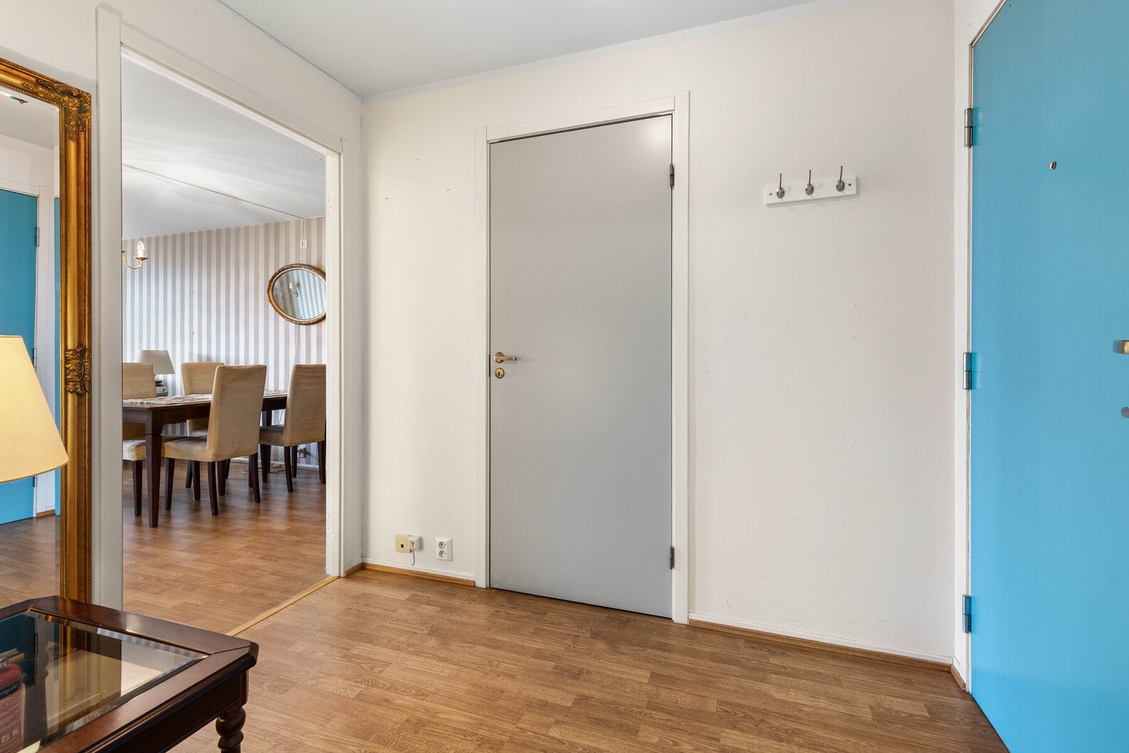 I tillegg er entreen tilknyttet en bod for lagring av sesongtøy og annet som er kjekt å ha for hånden. Galleribilde