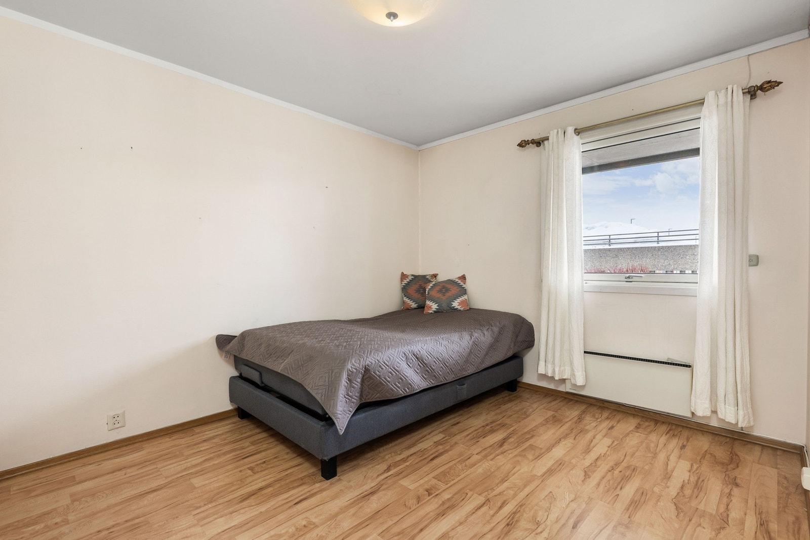 Leiligheten har et romslig soverom med adkomst fra stuen. Galleribilde