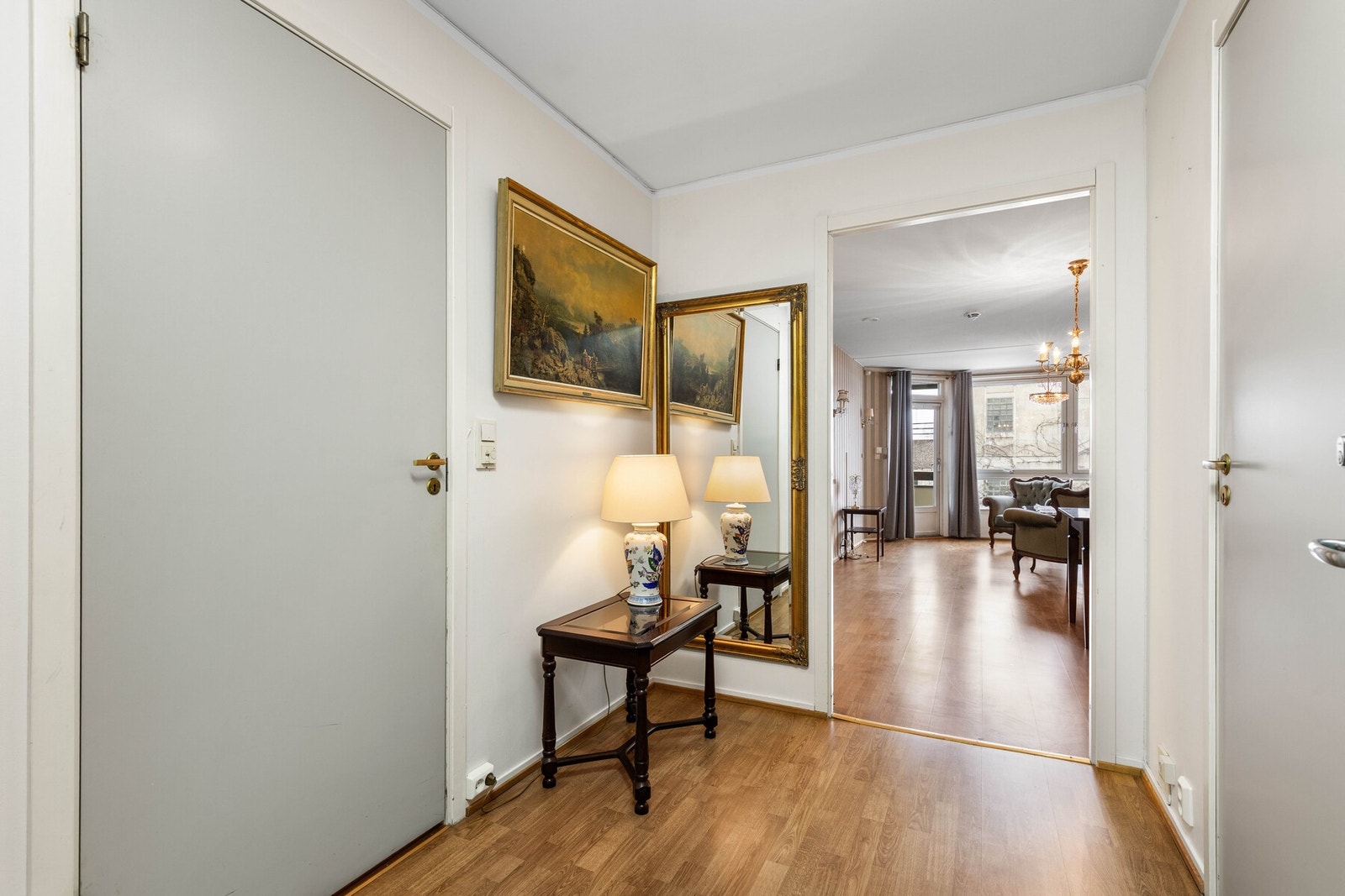 Entreen er romslig, så her er det god plass til både garderobeskap og kommode om man ønsker det. Galleribilde