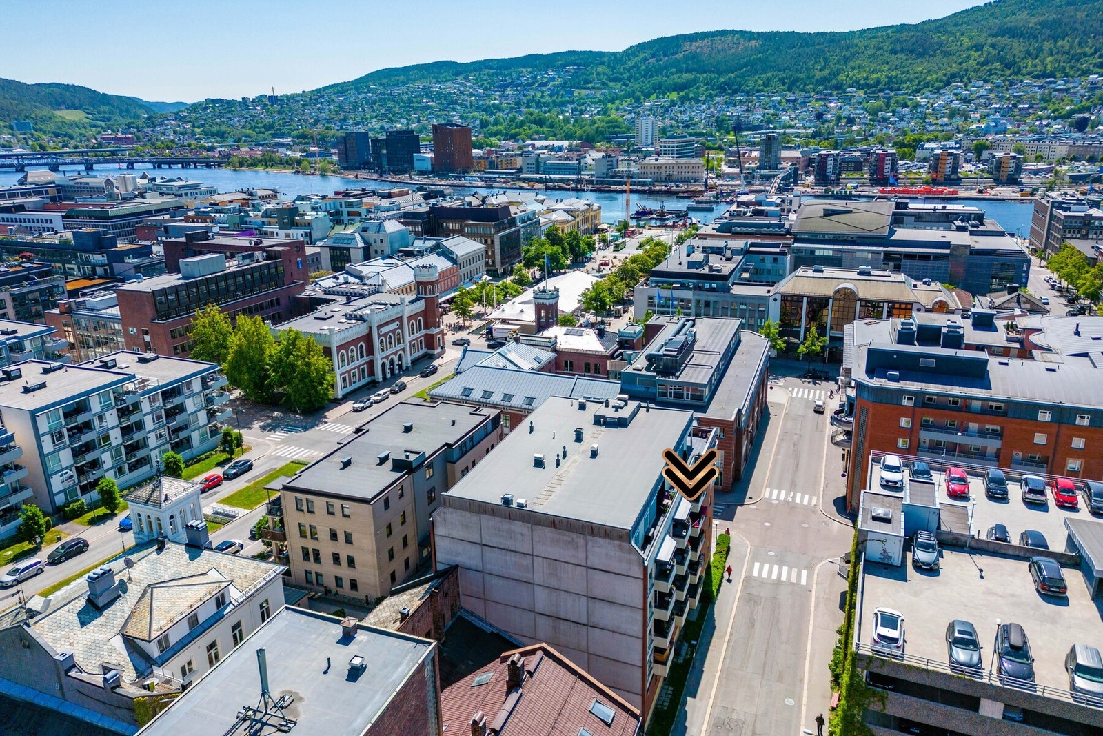 Leiligheten ligger i øverste etasje i bygget. Galleribilde