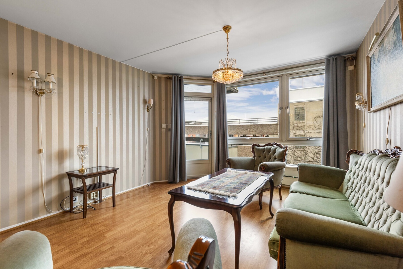 Store stuevinduer og en glassdør ut mot balkongen gir gode lysforhold. Galleribilde