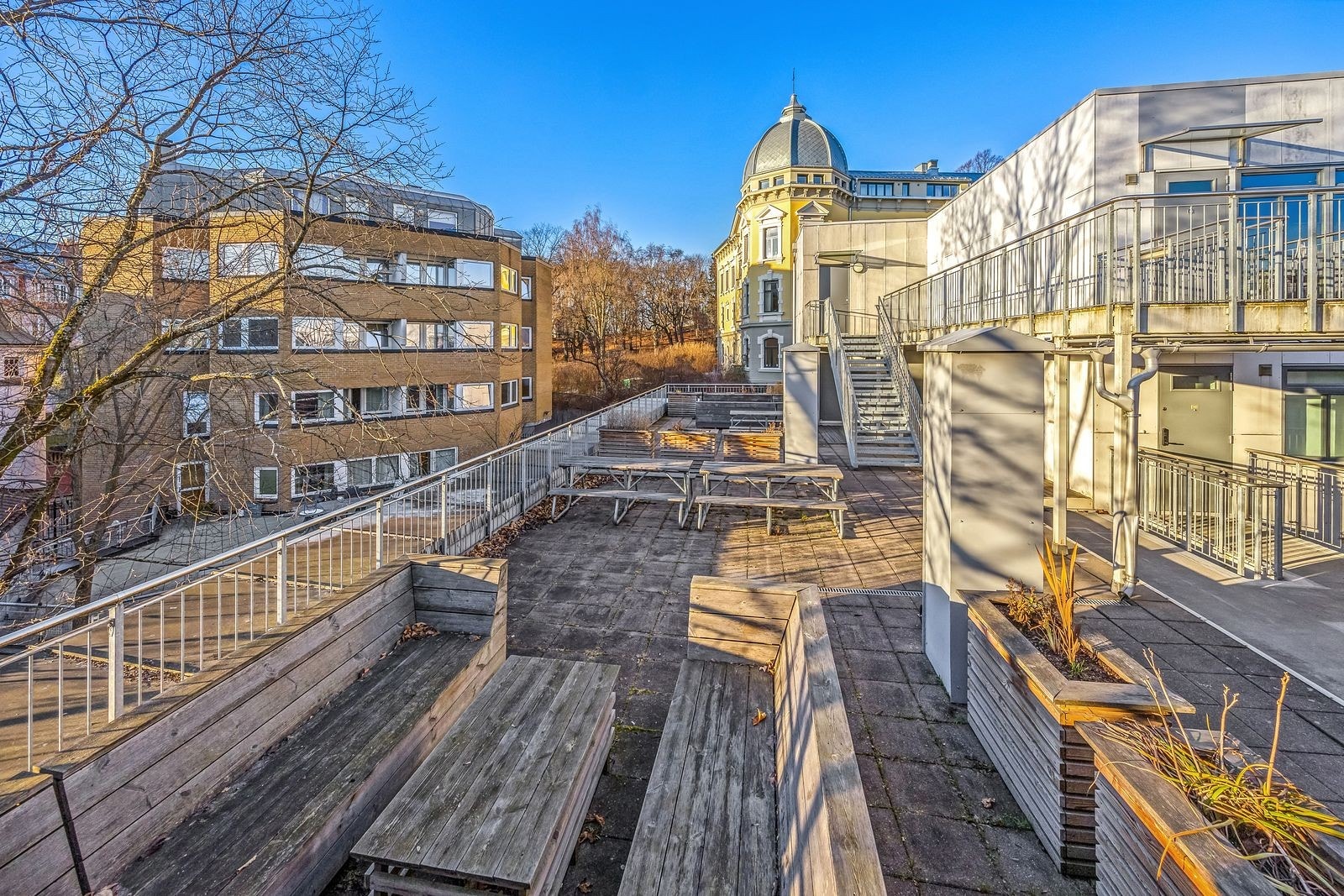 Felles solrik takterrasse som vender mot parken. Galleribilde