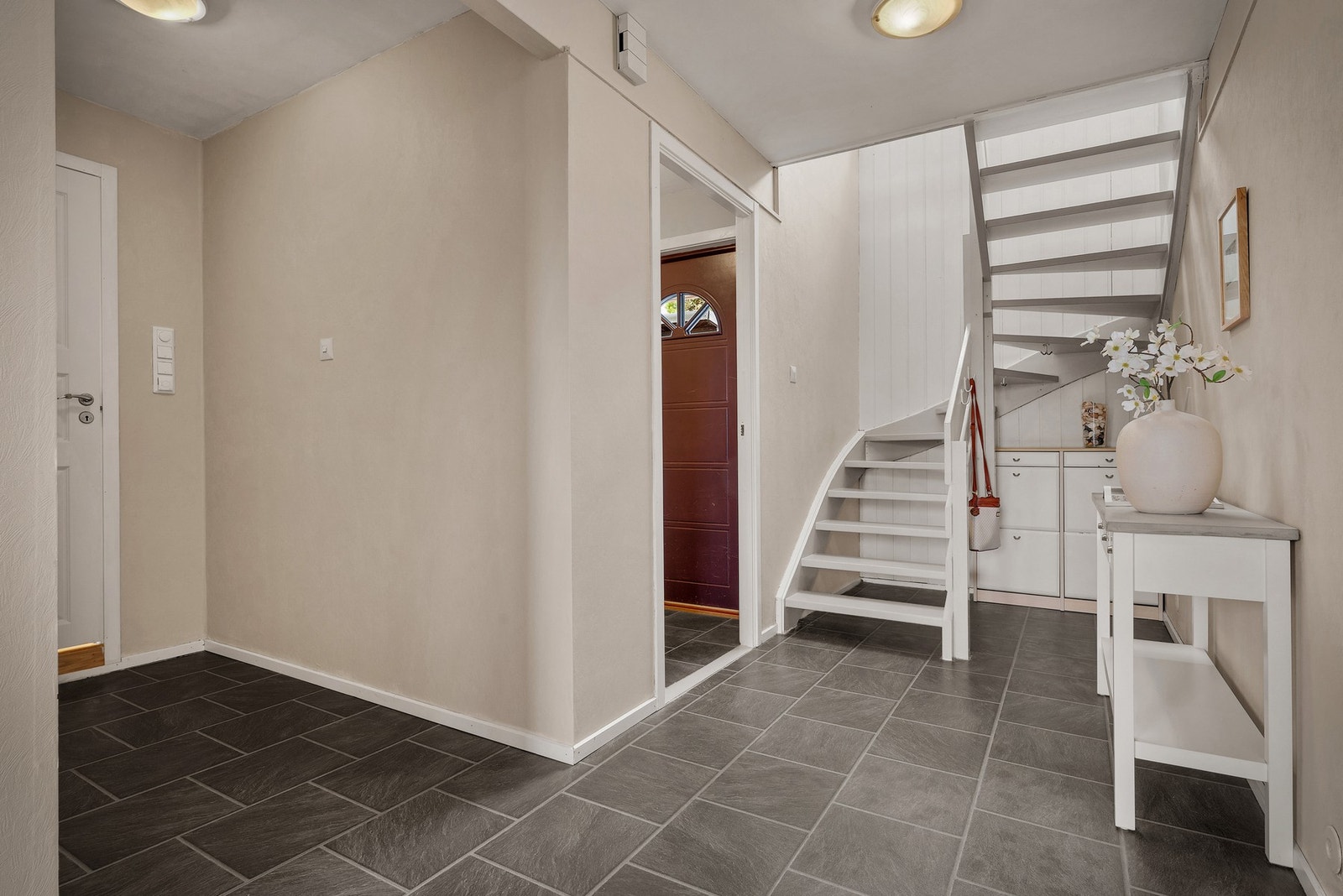 Du blir ønsket velkommen inn i en innbydende entré med tilknyttet garderoberom. Romslig hall forgrener seg til øvrige rom i boligen. Galleribilde