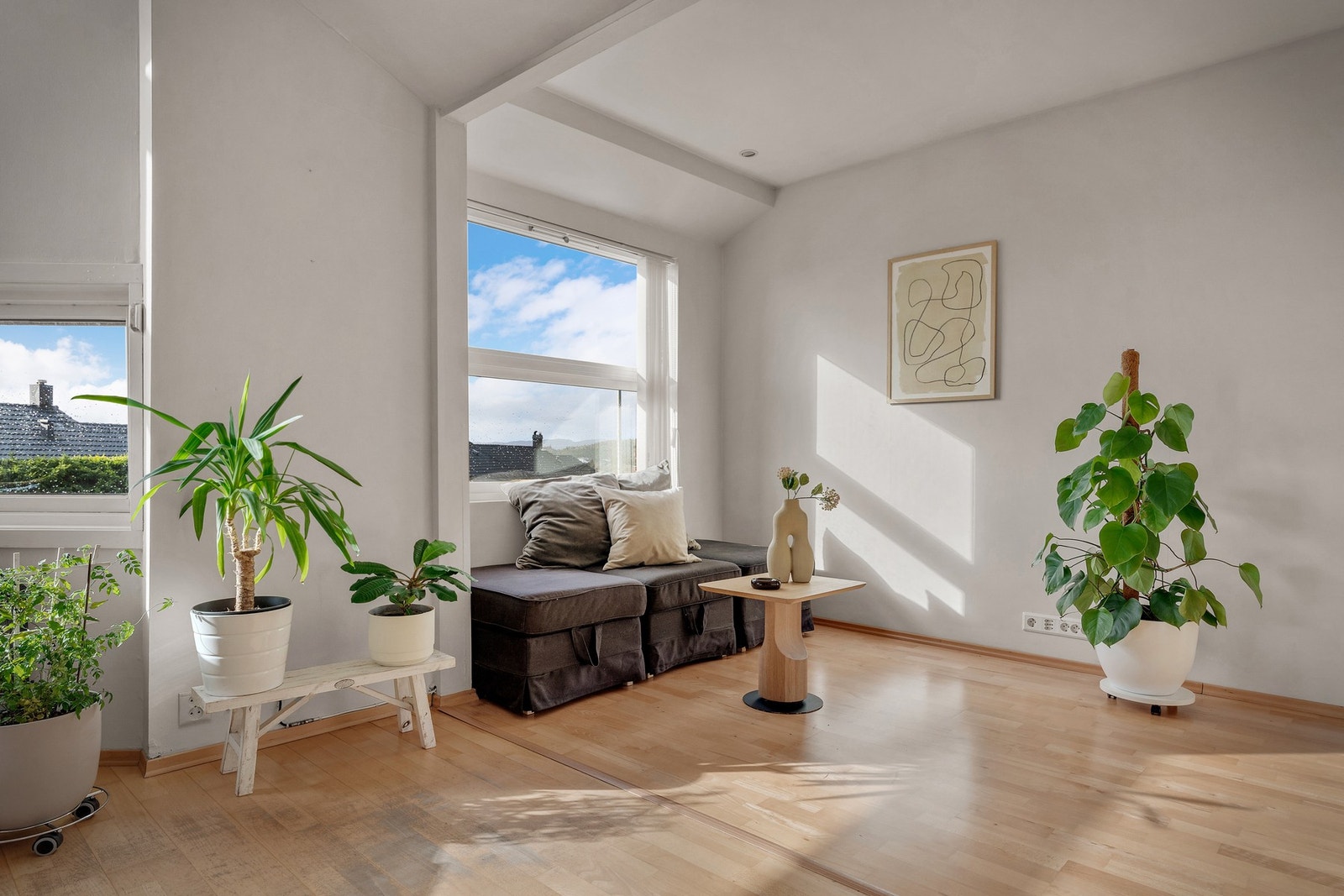 Stuen ble utbygget i 2013 og har dermed plass til å innrede i flere ulike soner. Galleribilde