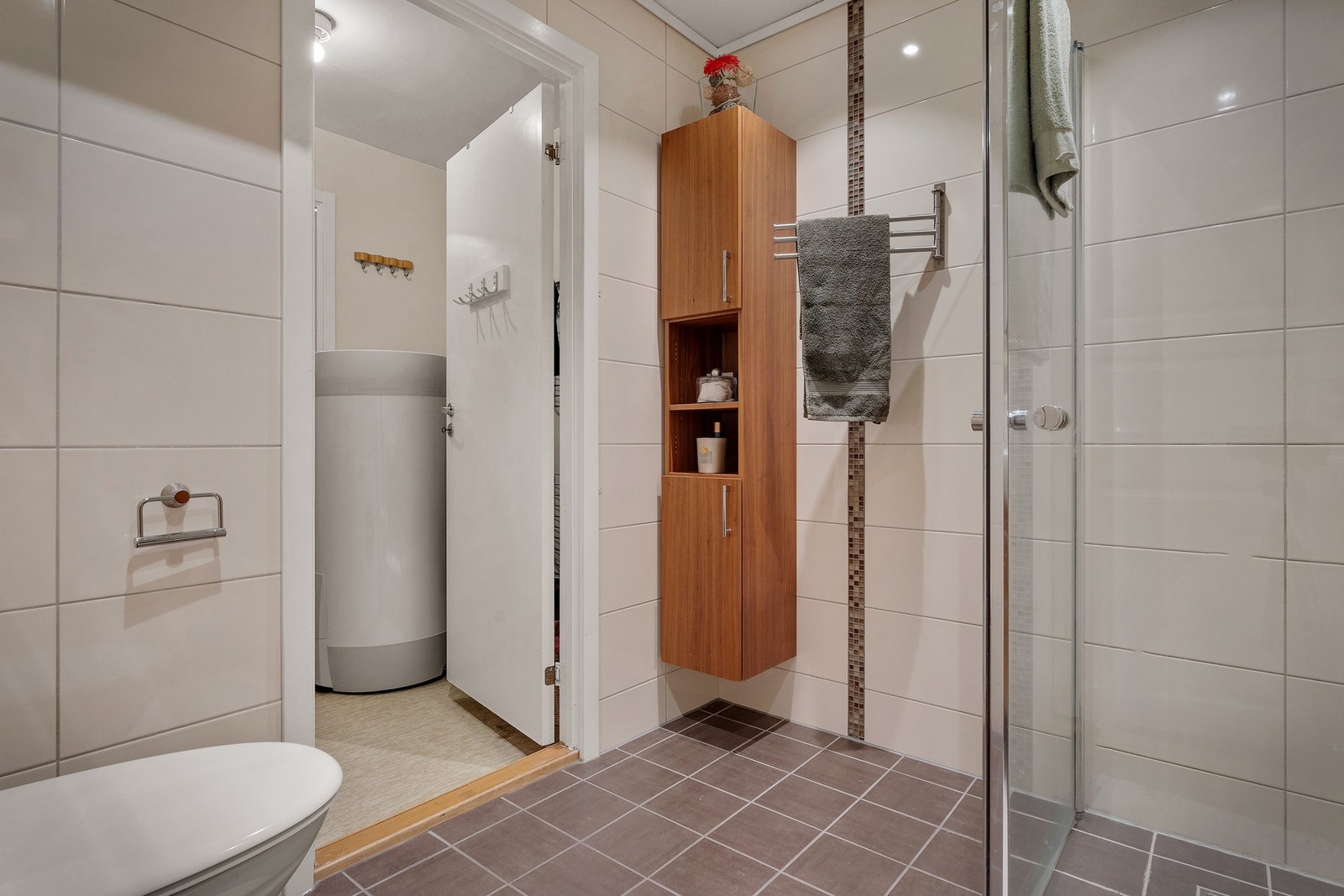 Fra baderommet er det tilkomst til vaskerom og videre innvendig bod. Galleribilde