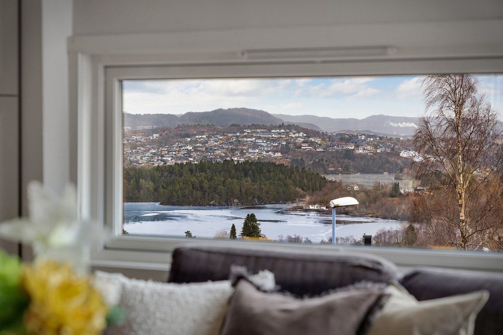 Fra stuen er det flott utsikt over nærområdet og ned mot Nordåsvannet. Galleribilde