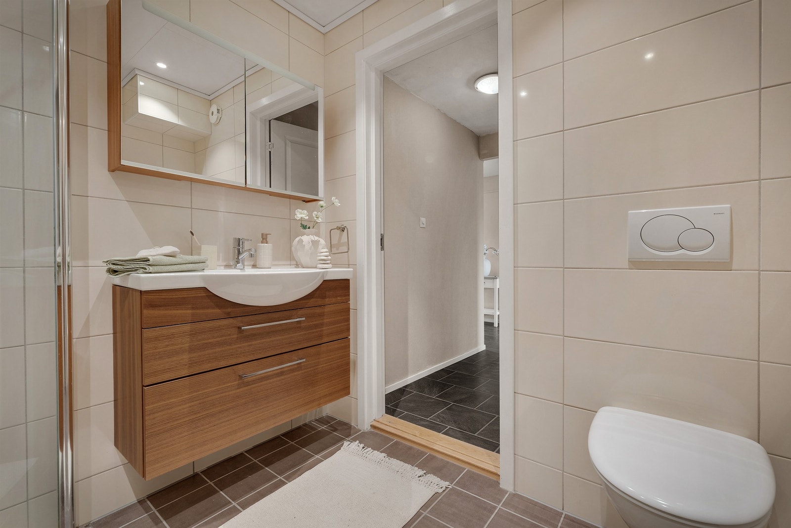 Det ble installert nye spotter i himling i 2023 med 10 års garanti. Galleribilde