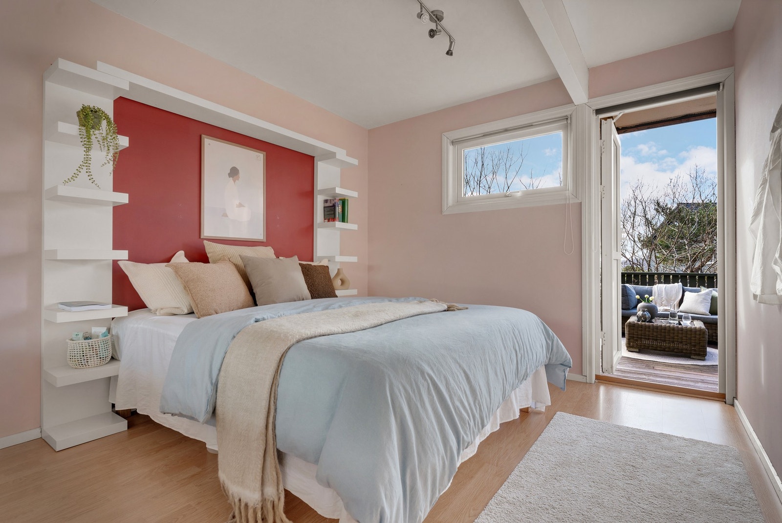 Hovedsoverommet måler 11 kvm og har utgang til terrassen. Galleribilde