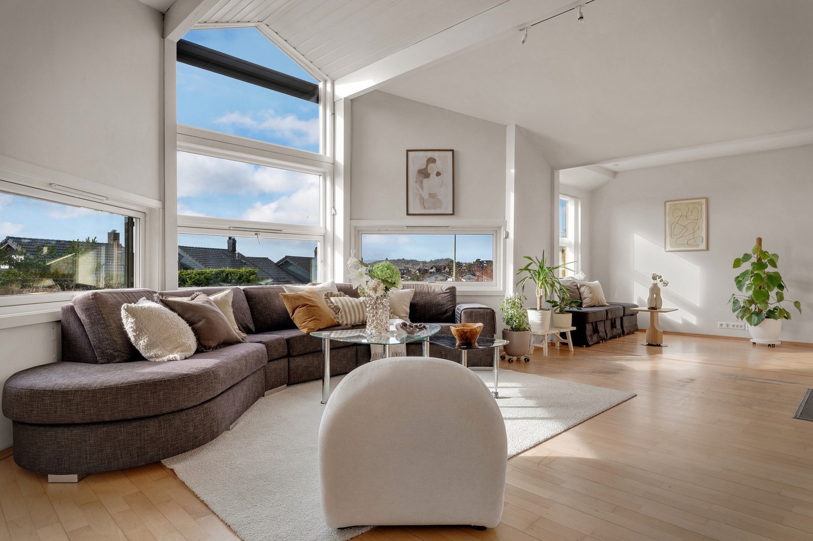 Lyst og luftig oppholdsrom med en meget god romfølelse. Galleribilde