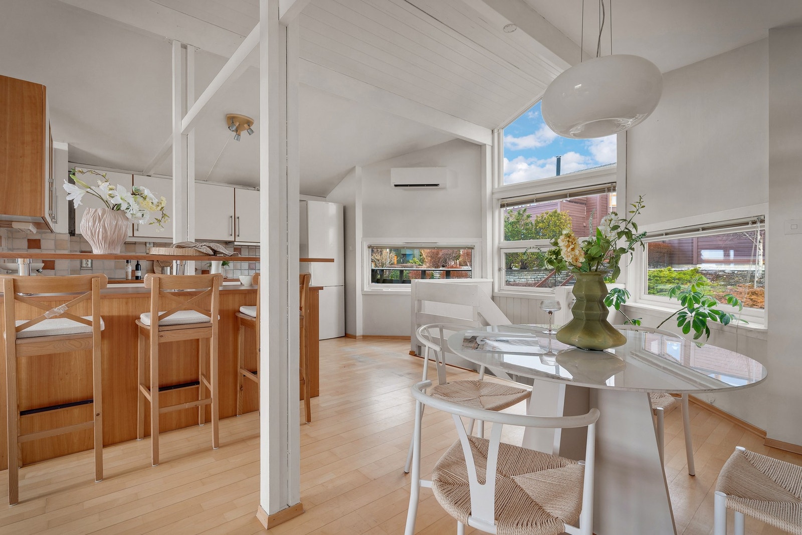 Generøse vinduer på hver side av stuen gjør at også morgensolen får skinne inn. Galleribilde