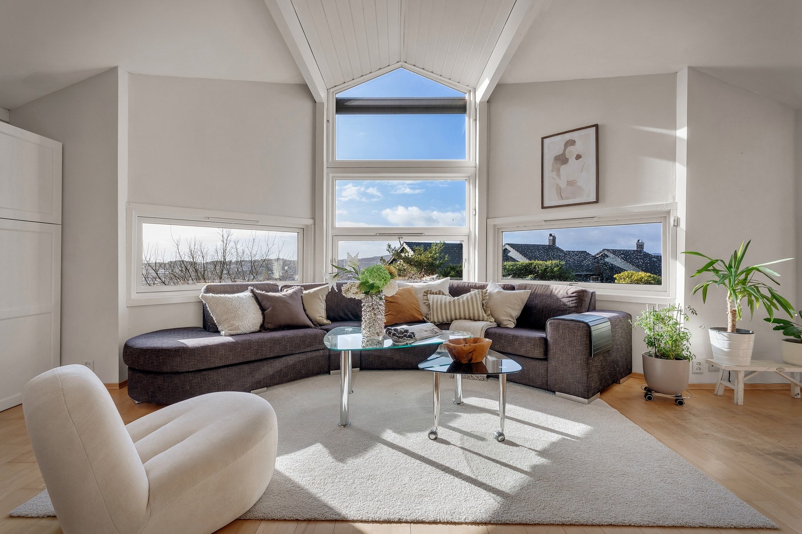 Luftig og lyst oppholdsrom med generøs takhøyde sørger for et meget godt helhetsinntrykk. Galleribilde