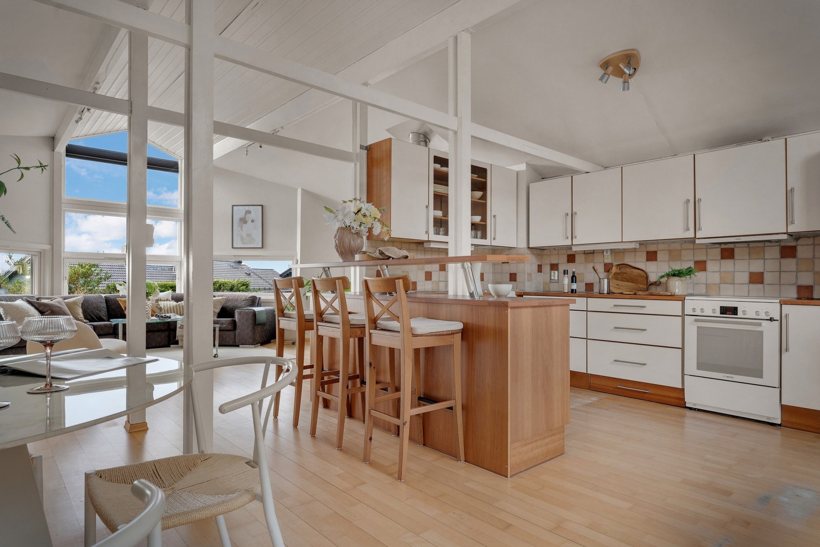 Oppholdsrommets åpne løsning skaper en sosial atmosfære i boligen. Galleribilde