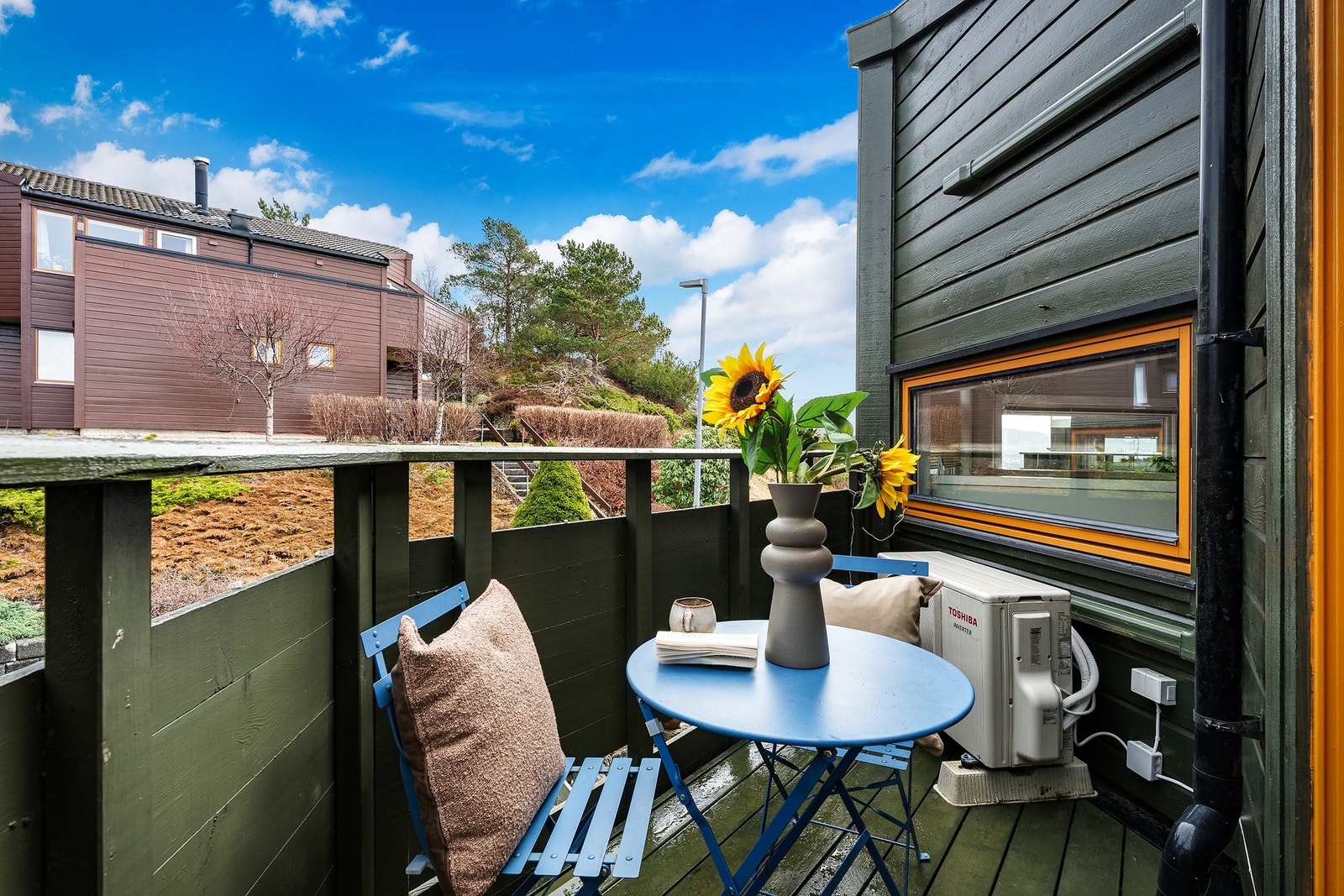 Her kan man nyte kaffen med morgensol. Galleribilde