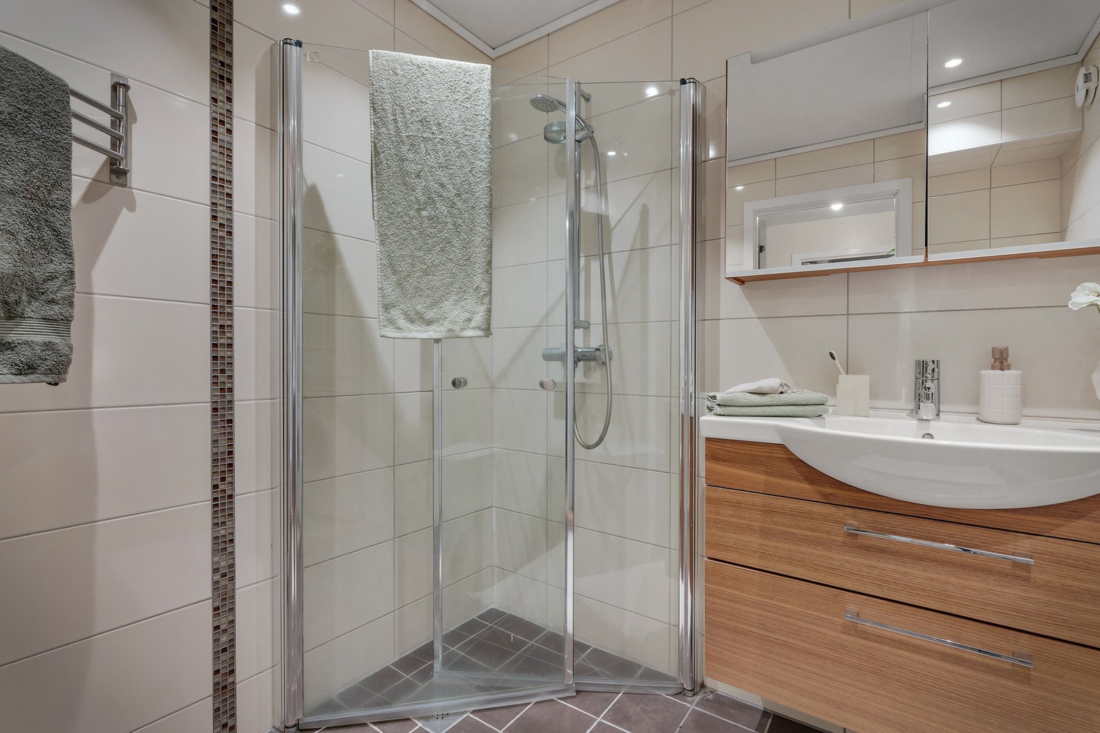 Baderommet holder en fin standard fra 2010 og er pent helfliset. Galleribilde